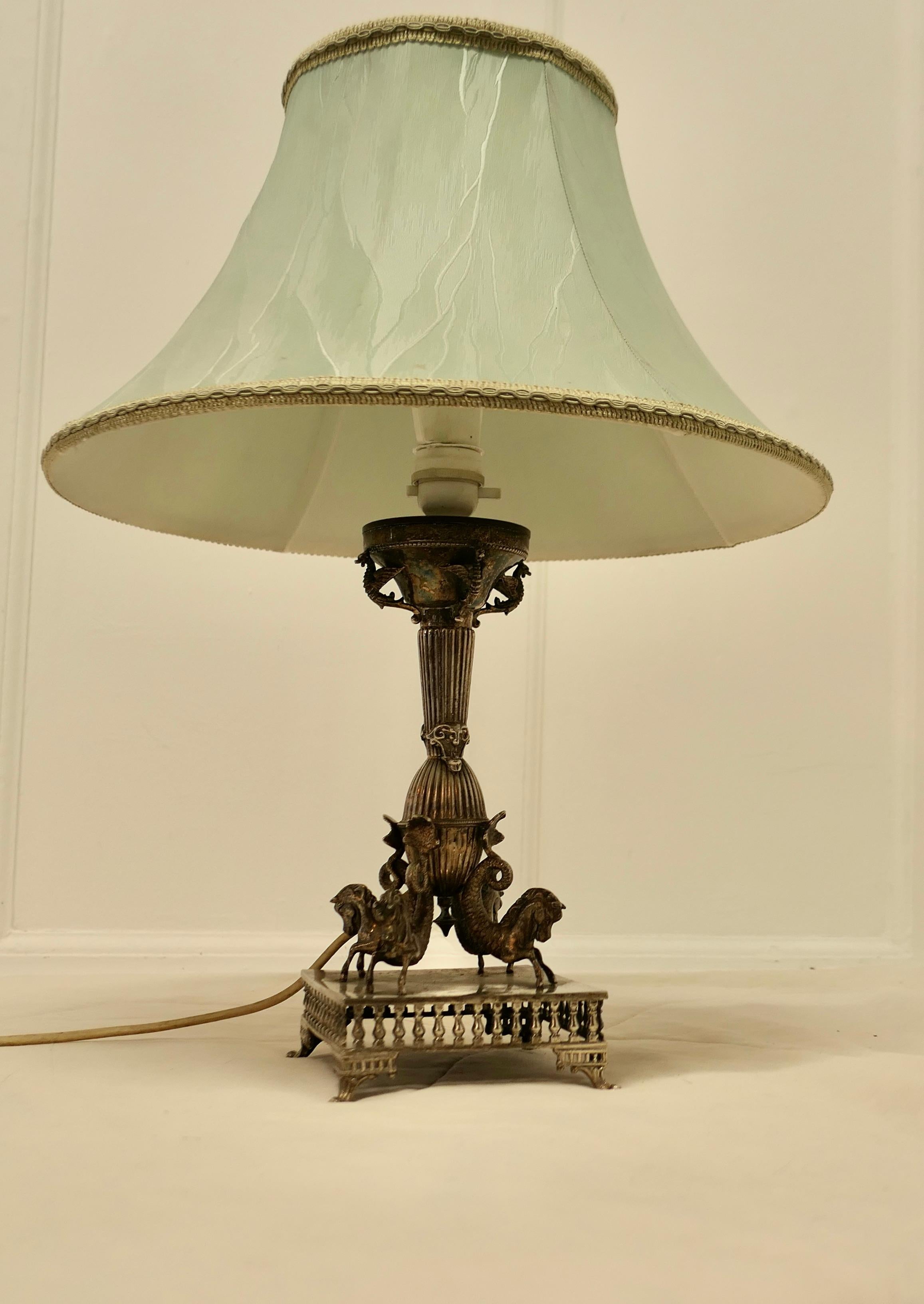 Lampe de table en métal argenté avec caractères mythologiques en vente 1