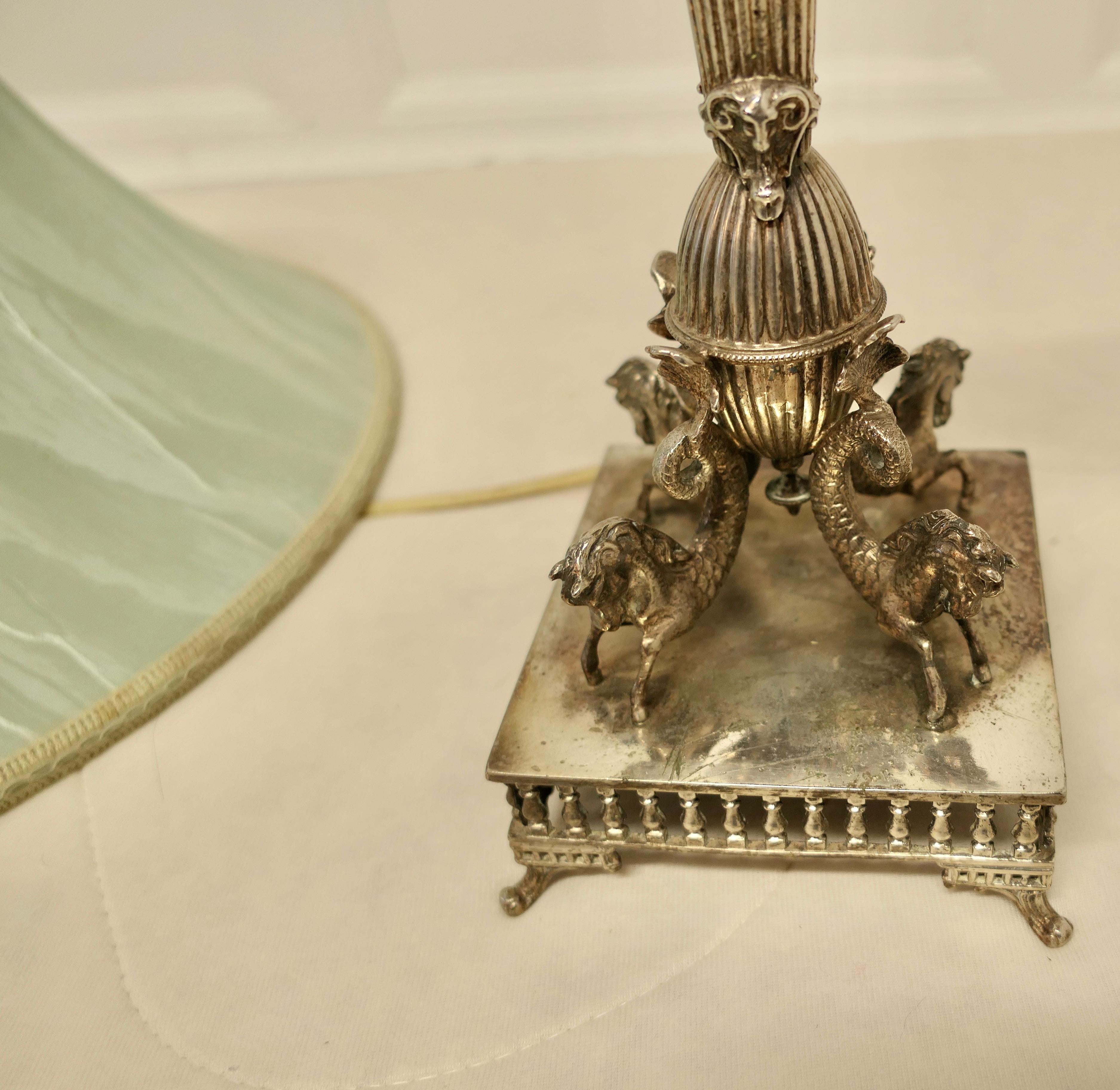 Lampe de table en métal argenté avec caractères mythologiques en vente 2