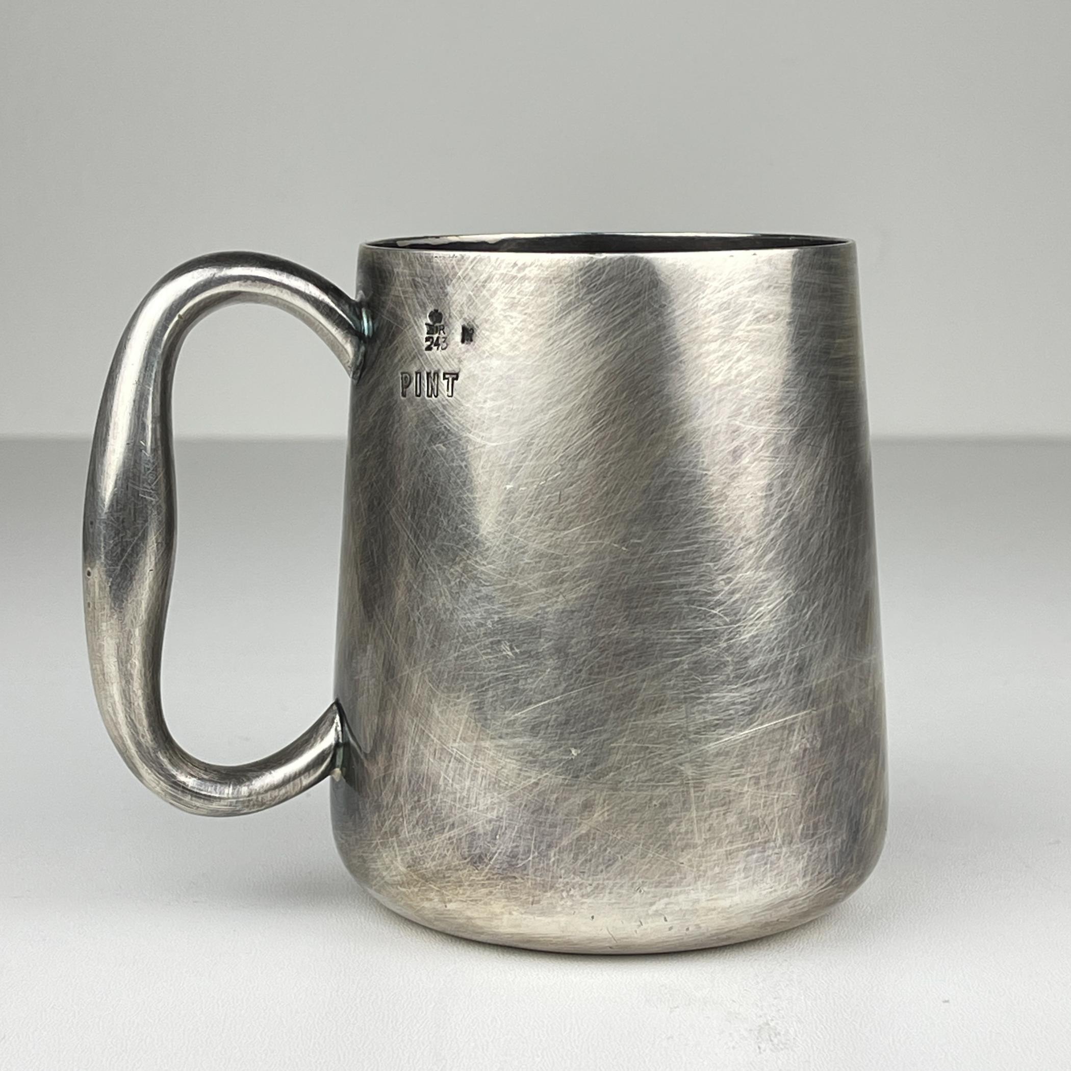 Vintage silver plated tankard 1 pint by Elkington & Co, England, 1962.

Elkington & Co are one of the most important names in English Silver and Silver Plate. Elkington started in Birmingham in 1836, and experimented with innovative gilding