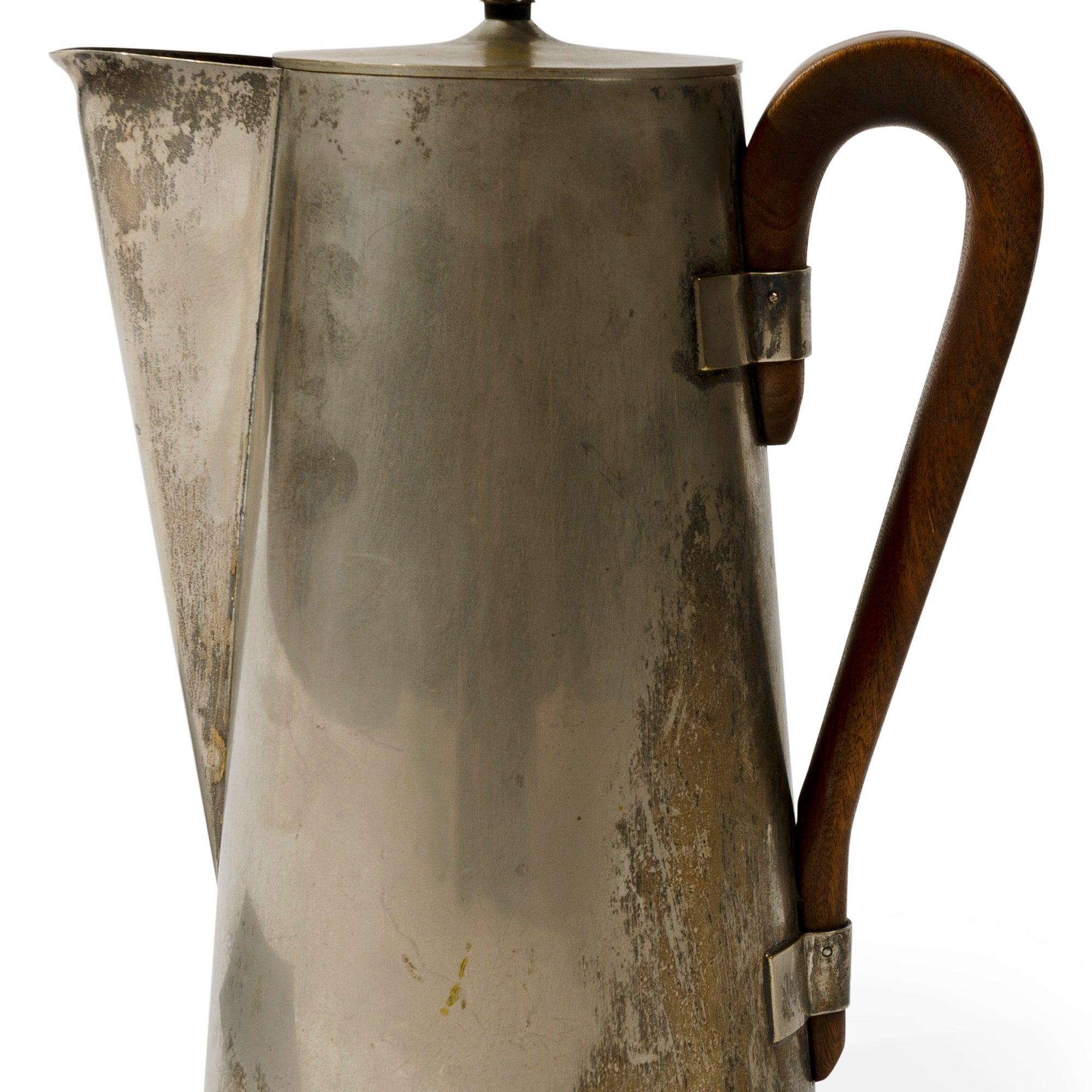 Una teiera in ottone argentato con manico in noce e splendida patina.