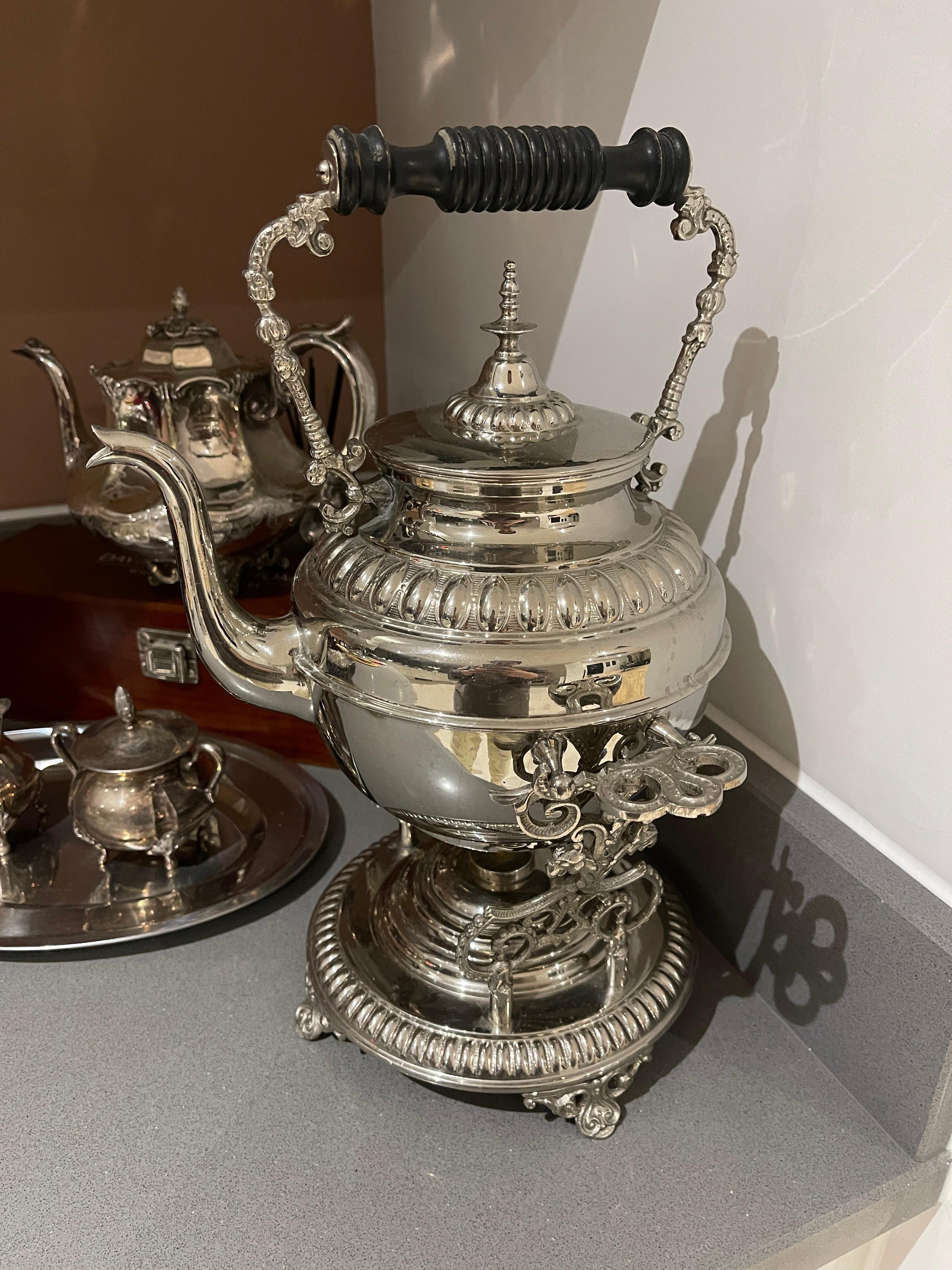 Set da tè placcato in argento, esclusivo bollitore antico in 3 parti, caffettiera, scaldavivande in vendita 2