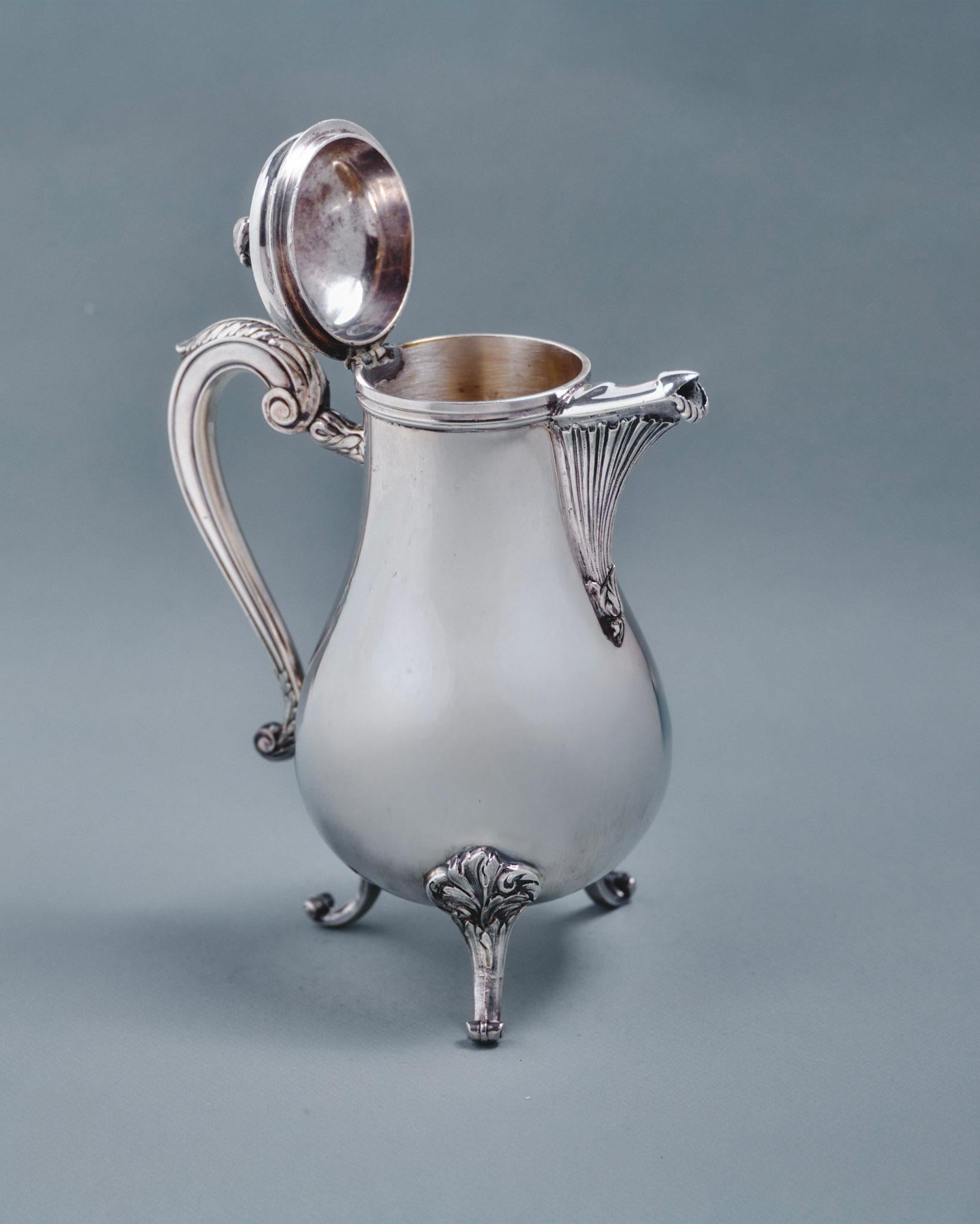 Teekanne aus versilbertem Metall aus dem Hause Christofle. Modell Marli im Louis XV-Stil, auf 3 Füßen stehend, mit pflanzlichem Dekor auf Henkel, Füßen, Ausguss und Deckel. Darunter ist markiert. 