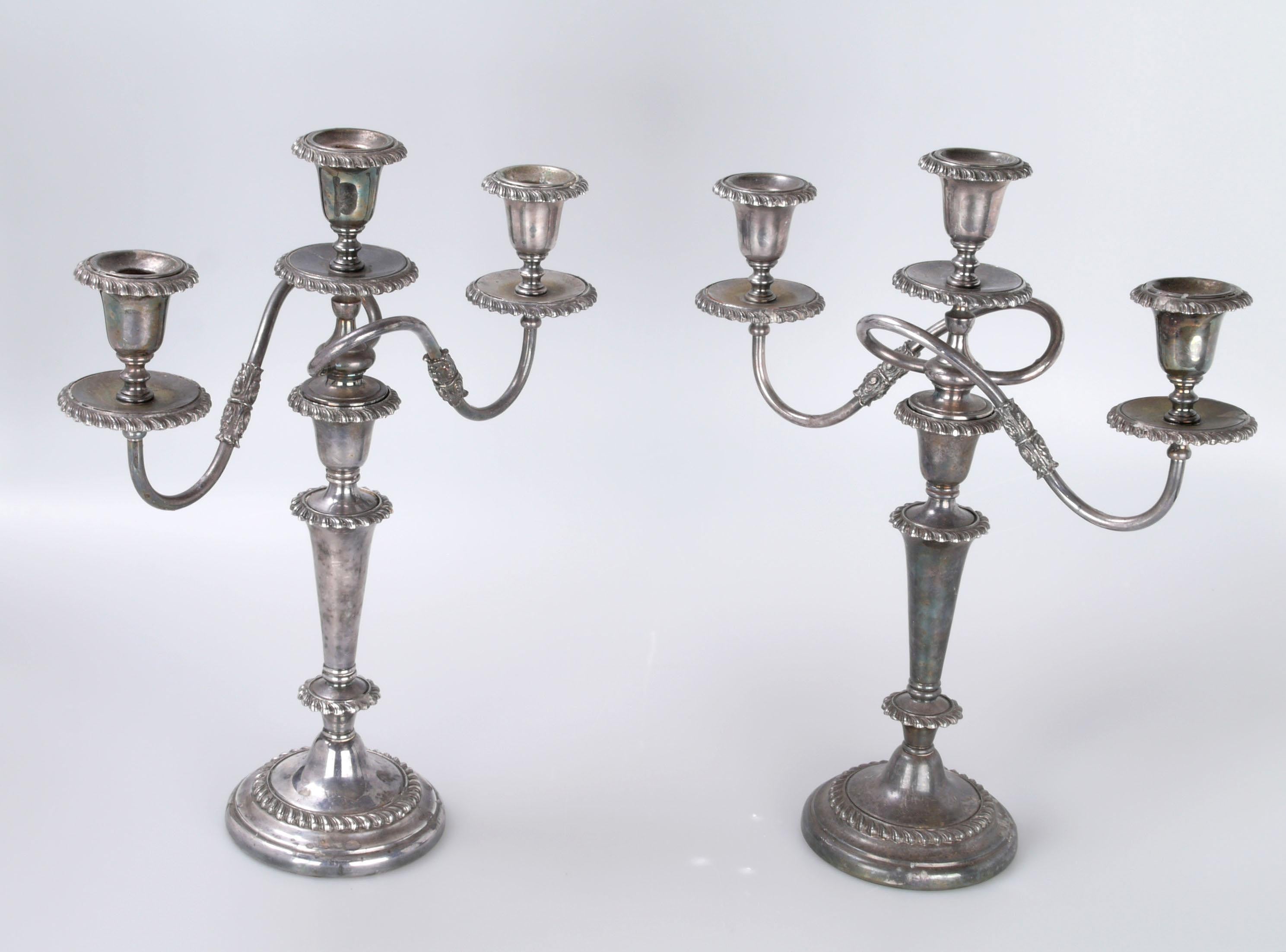 Zwei versilberte dreiarmige Kandelaber, Kerzenhalter Friedman Silver Company (George III.) im Angebot