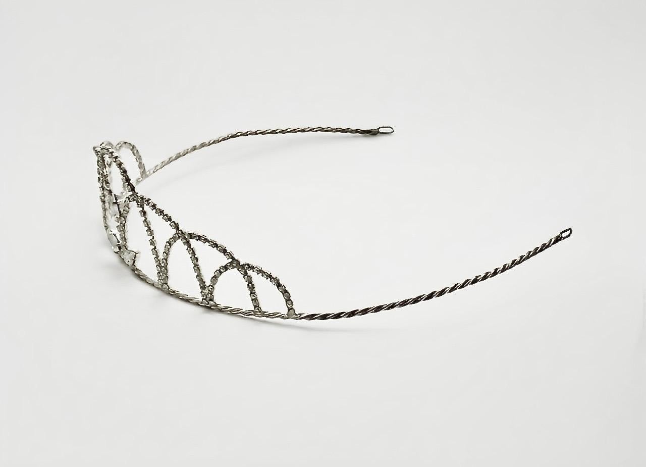 Tiara en métal argenté avec un anneau torsadé en corde et des strass facettés, années 1960 Bon état - En vente à London, GB