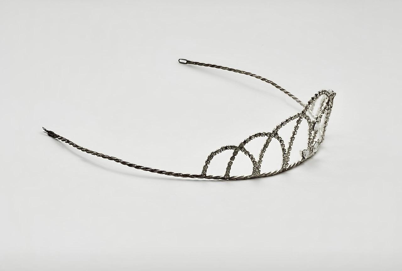 Tiara en métal argenté avec un anneau torsadé en corde et des strass facettés, années 1960 Unisexe en vente