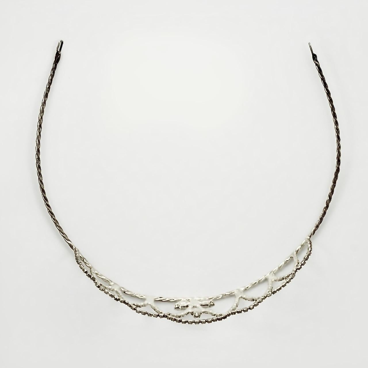 Tiara en métal argenté avec un anneau torsadé en corde et des strass facettés, années 1960 en vente 1