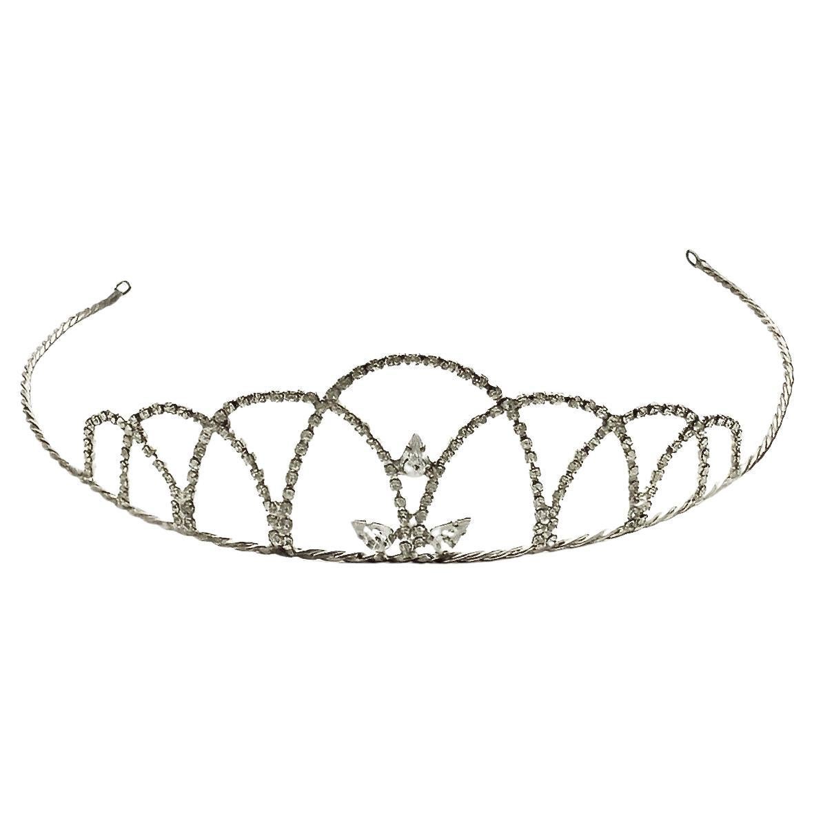 Tiara en métal argenté avec un anneau torsadé en corde et des strass facettés, années 1960 en vente