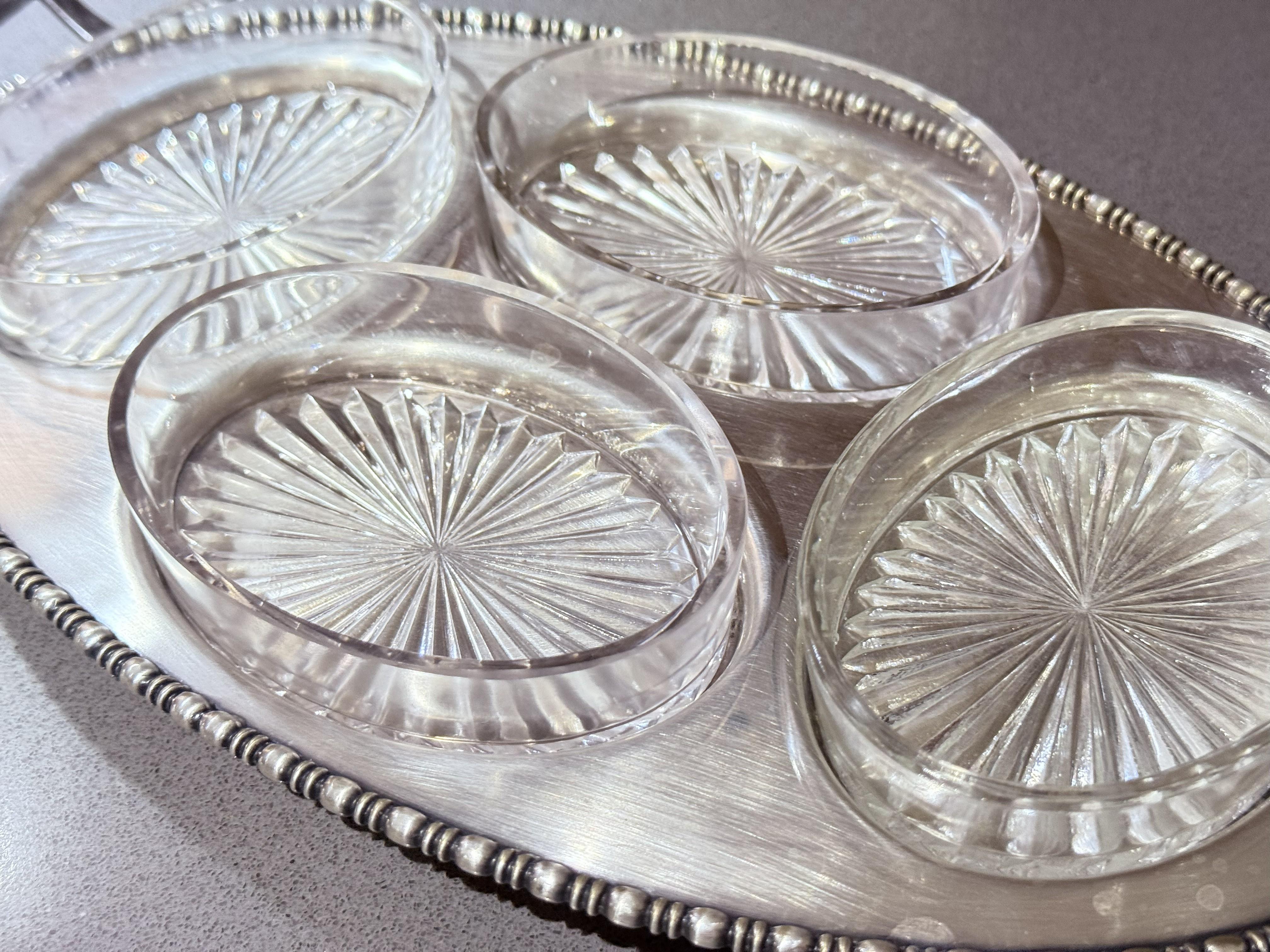 Vassoio argentato Quattro piatti di vetro tagliato, set di condimenti vintage, servizio di canapè in vendita 3