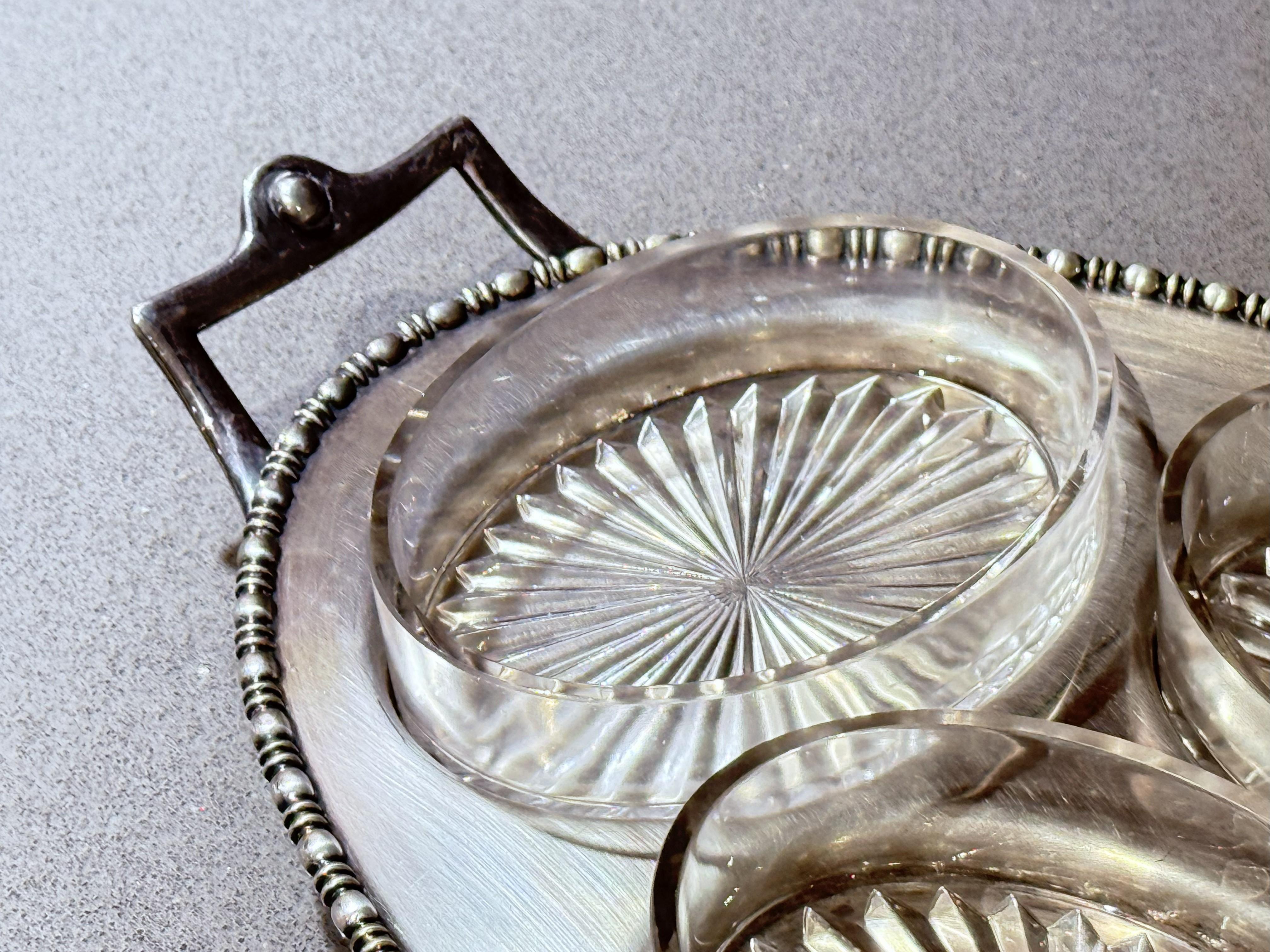Art Déco Vassoio argentato Quattro piatti di vetro tagliato, set di condimenti vintage, servizio di canapè in vendita