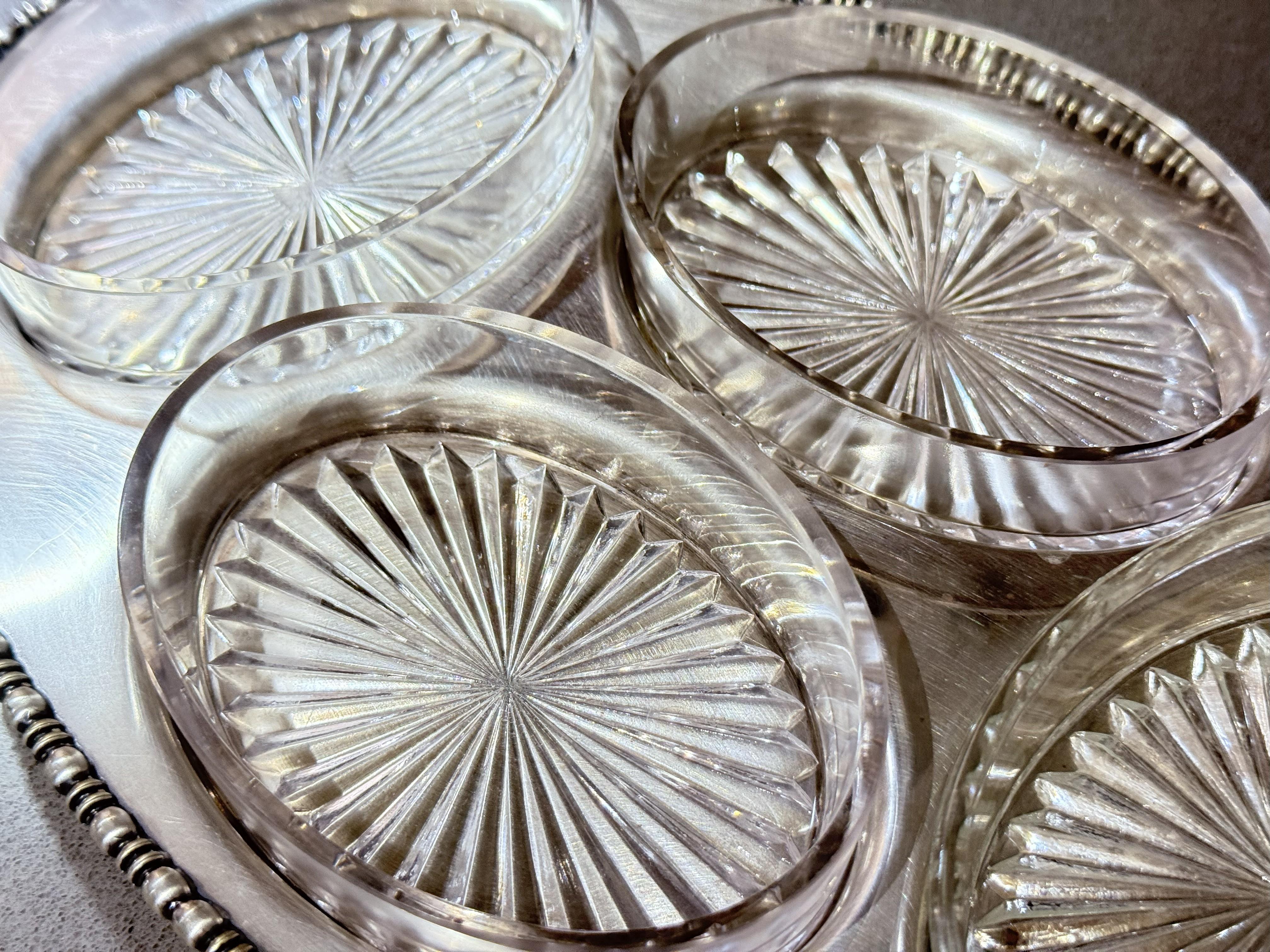 Inizio XX secolo Vassoio argentato Quattro piatti di vetro tagliato, set di condimenti vintage, servizio di canapè in vendita