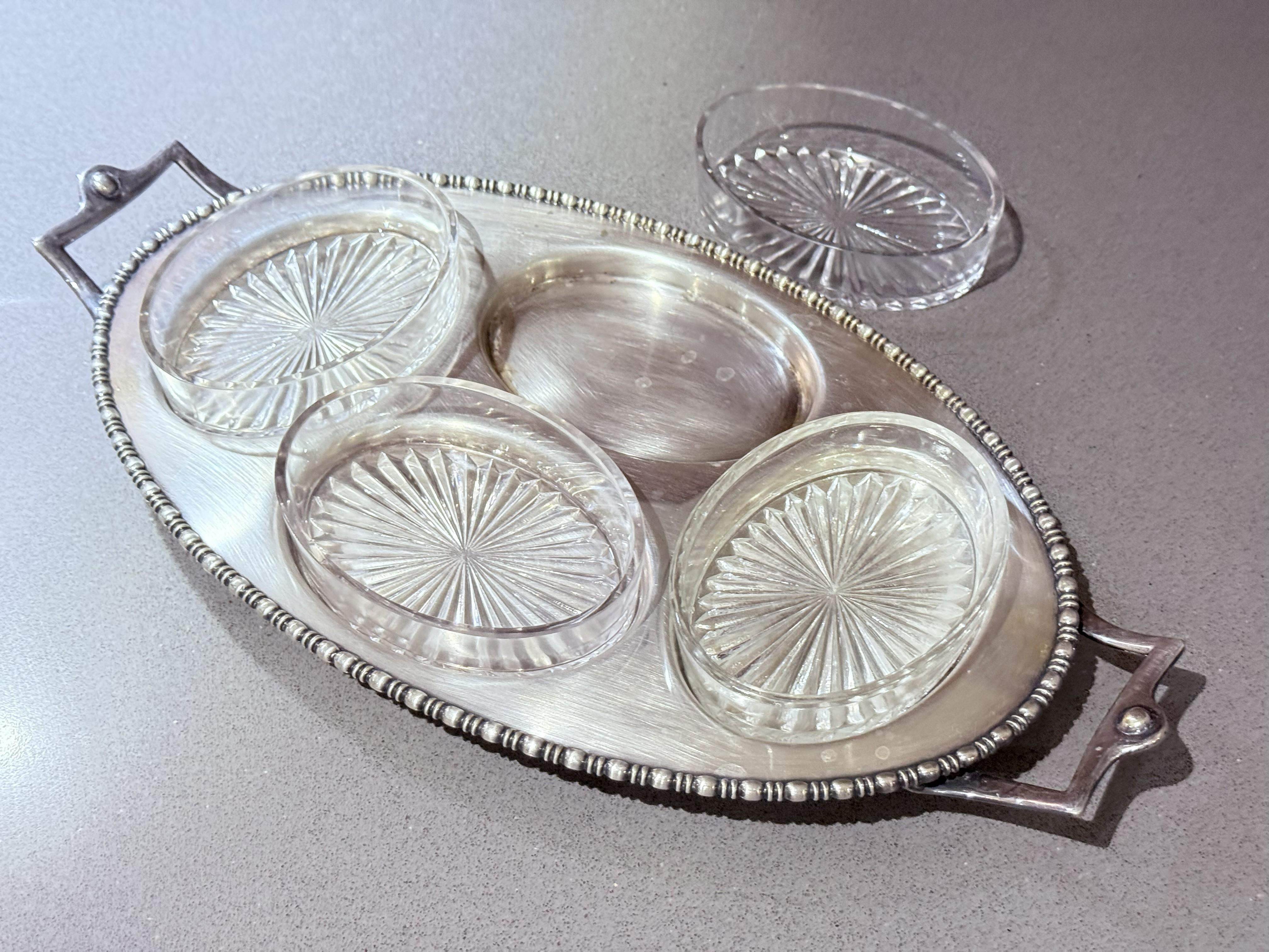 Placcato oro Vassoio argentato Quattro piatti di vetro tagliato, set di condimenti vintage, servizio di canapè in vendita