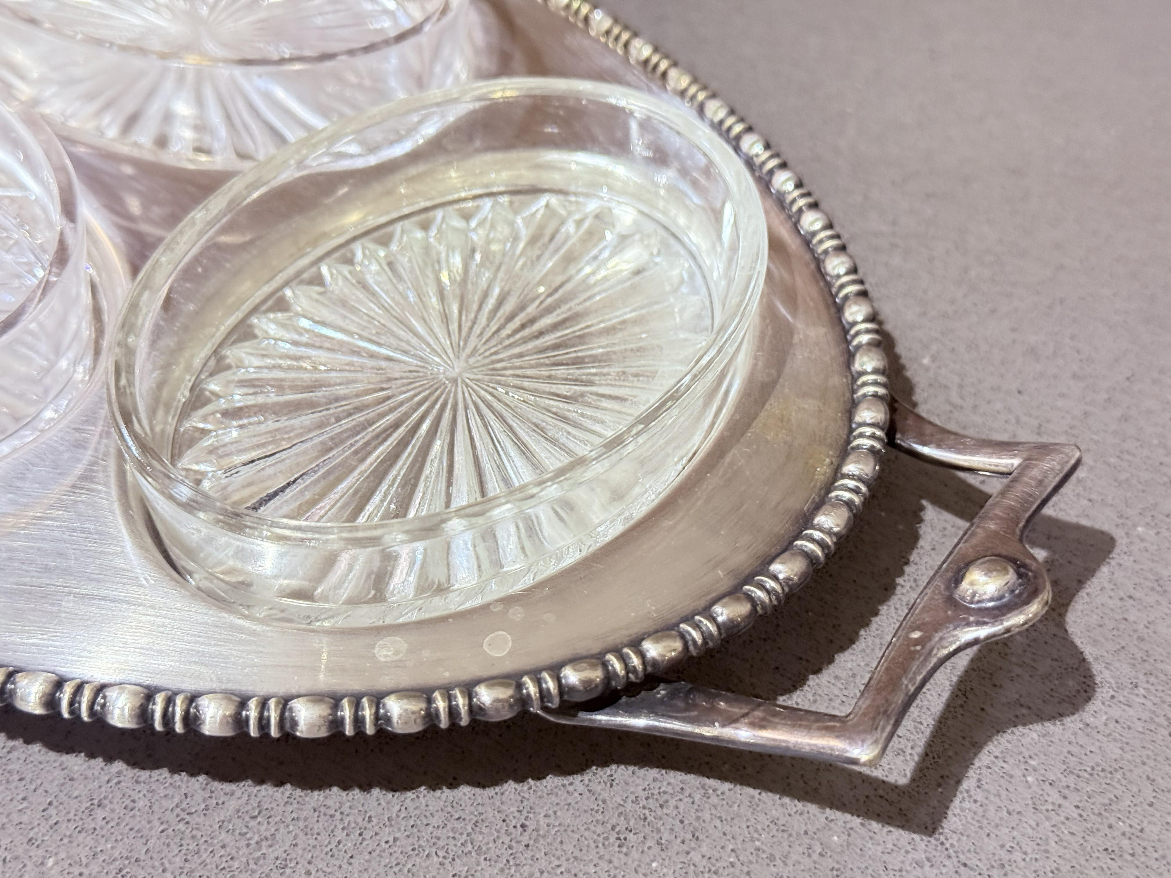 Vassoio argentato Quattro piatti di vetro tagliato, set di condimenti vintage, servizio di canapè in vendita 1