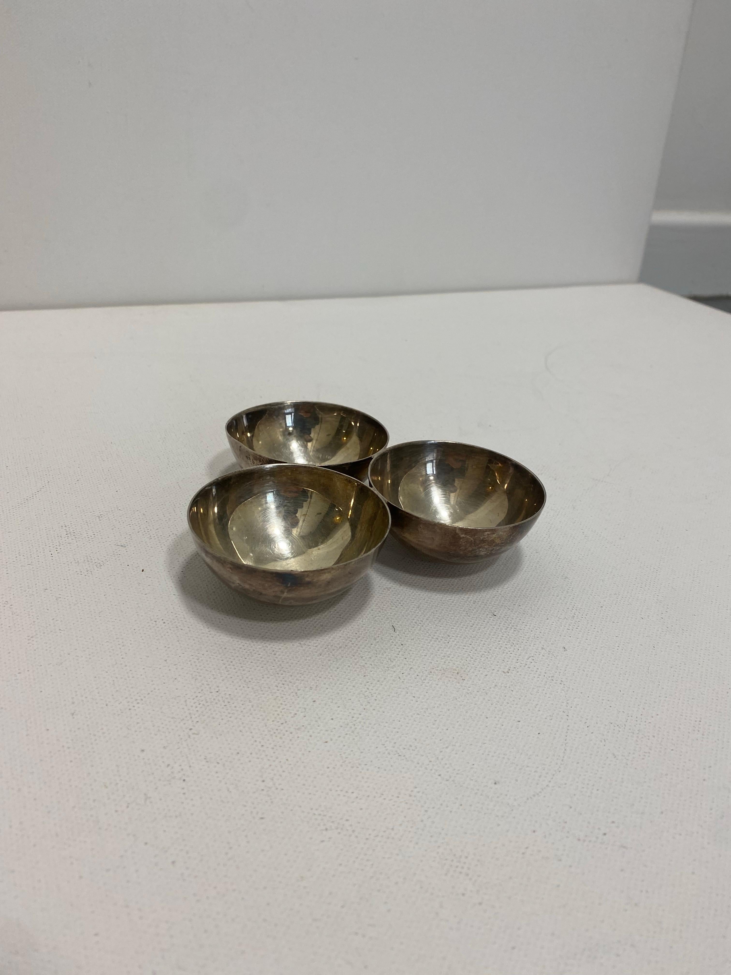 A Silver Plated Triple Table Bowl Art Deco 1940s Salt & Pepper Sauce Egg Cup en vente 5