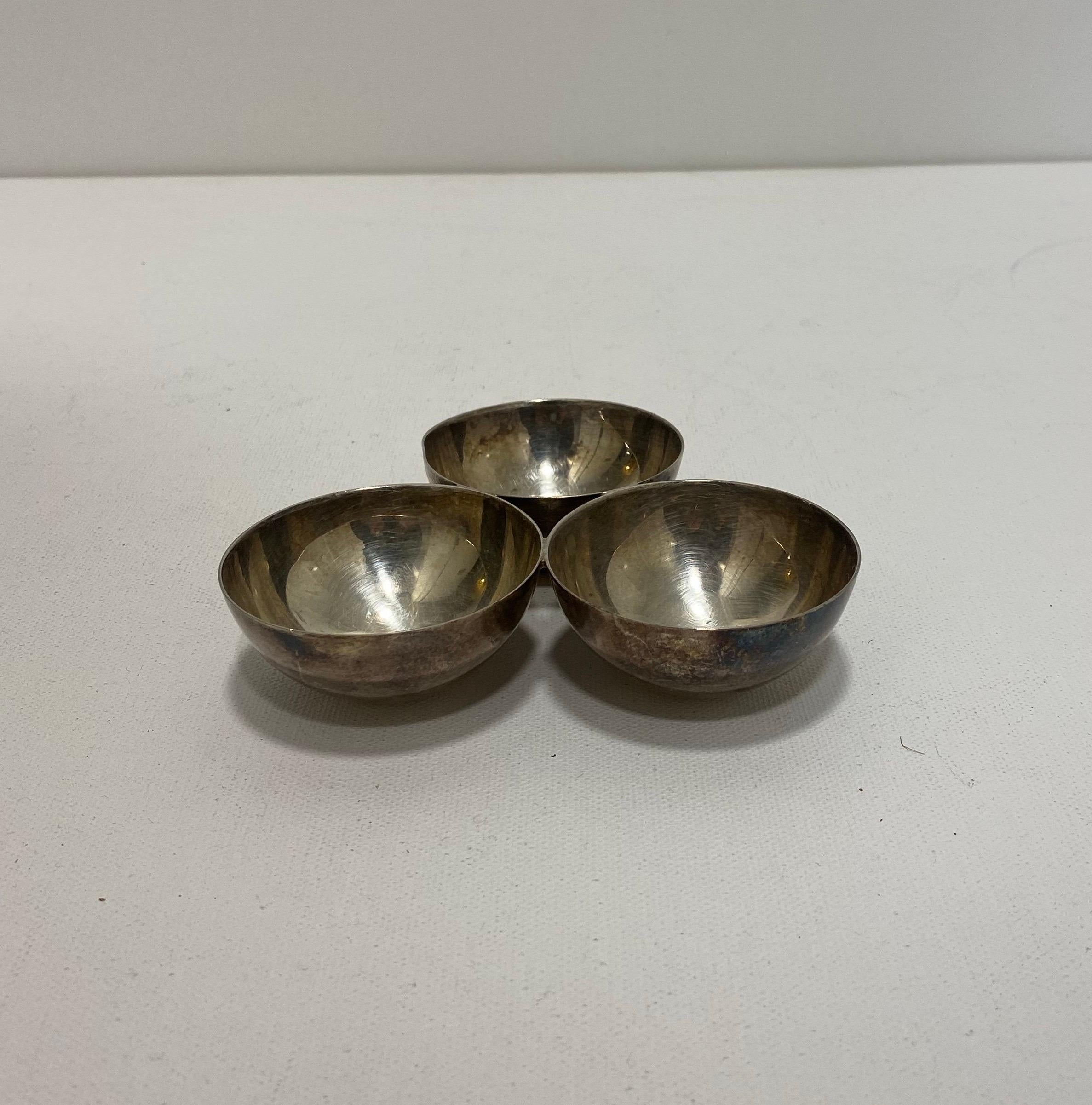 Art déco A Silver Plated Triple Table Bowl Art Deco 1940s Salt & Pepper Sauce Egg Cup en vente