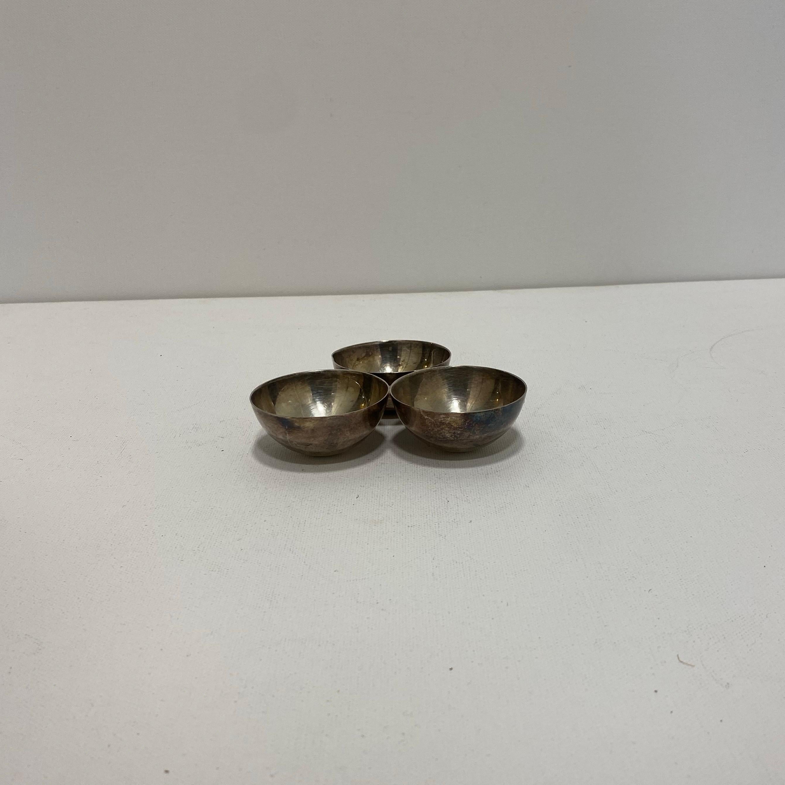 Belge A Silver Plated Triple Table Bowl Art Deco 1940s Salt & Pepper Sauce Egg Cup en vente