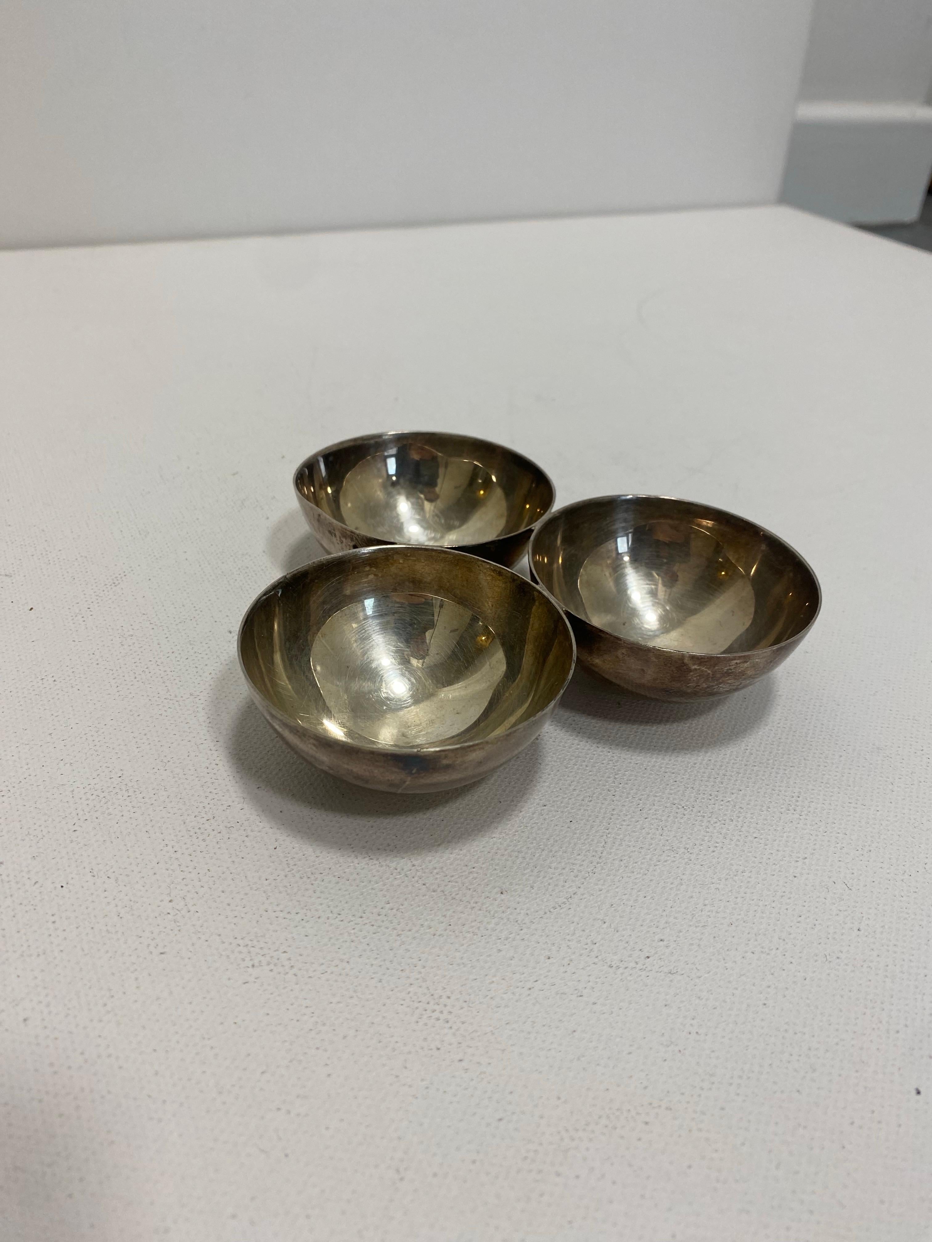 A Silver Plated Triple Table Bowl Art Deco 1940s Salt & Pepper Sauce Egg Cup en vente 2