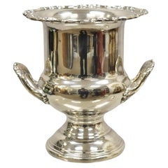Coupe de trophée en métal argenté de style victorien, champagne, seau à glace à vin et champagne