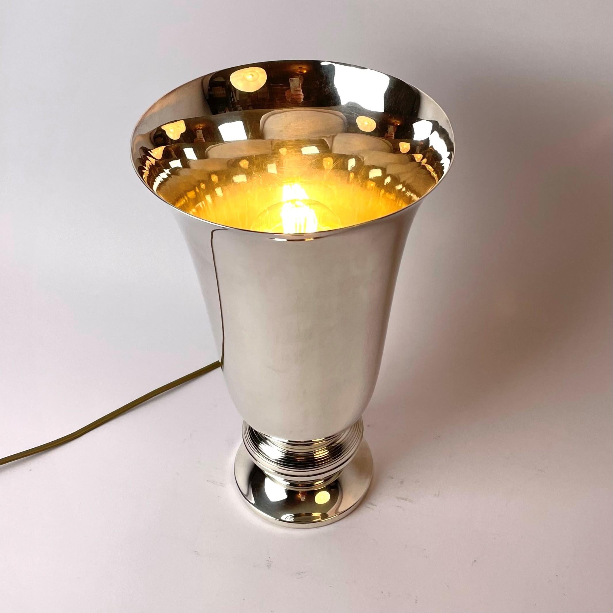 An elegant silver plated Uplight for a table in Art Deco, probably from the late 1920s.

Newly installed electric cord.

Wear consistent with age and use