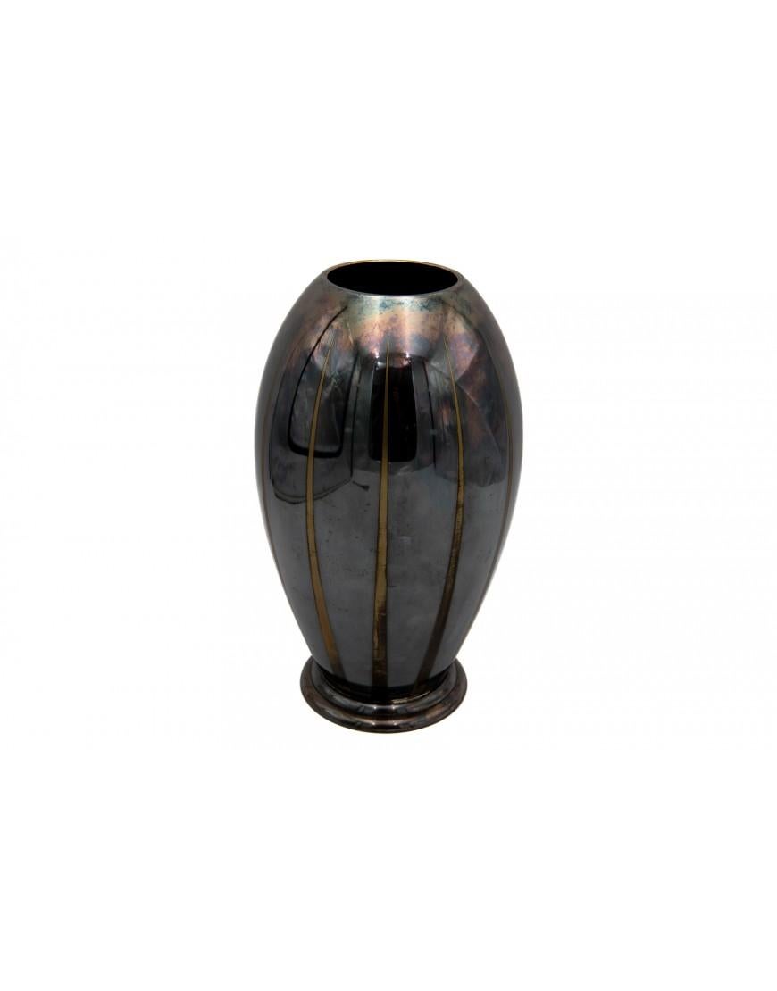 Un élégant vase plaqué argent de l'usine allemande WMF. Motif Ikora, conçu dans les années 1930. Style Art déco classique. Bon état avec de légères abrasions à l'émail.

Dimensions : hauteur 30 cm ; largeur 10 cm.