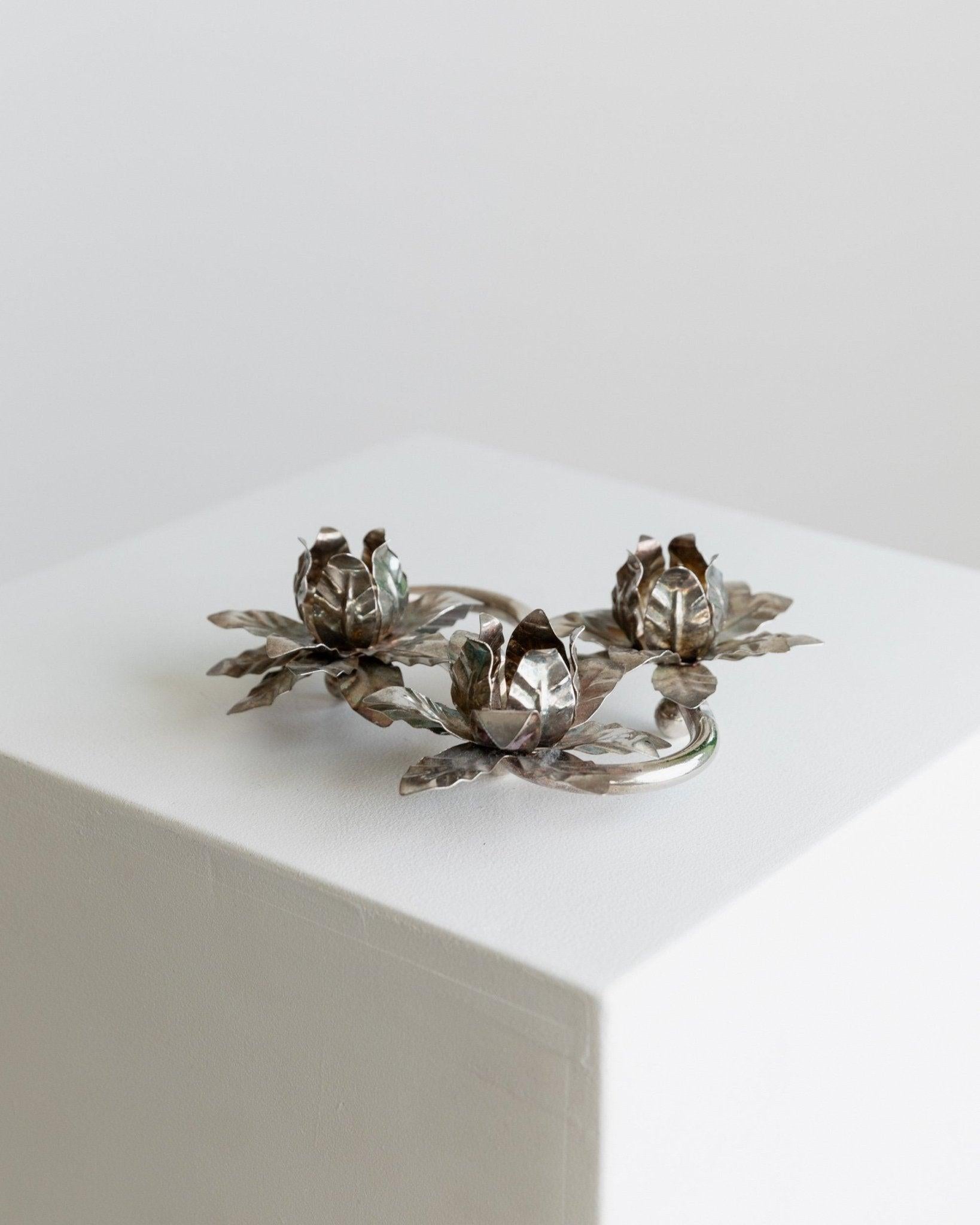 Candeliere d'epoca argentato 3 fiori - Mid Century Design Italia 1960 - Elegante decorazione da tavolo, candeliere, idea regalo

Il fascino senza tempo di questo candeliere vintage argentato degli anni '60 affascina con il suo design unico a forma