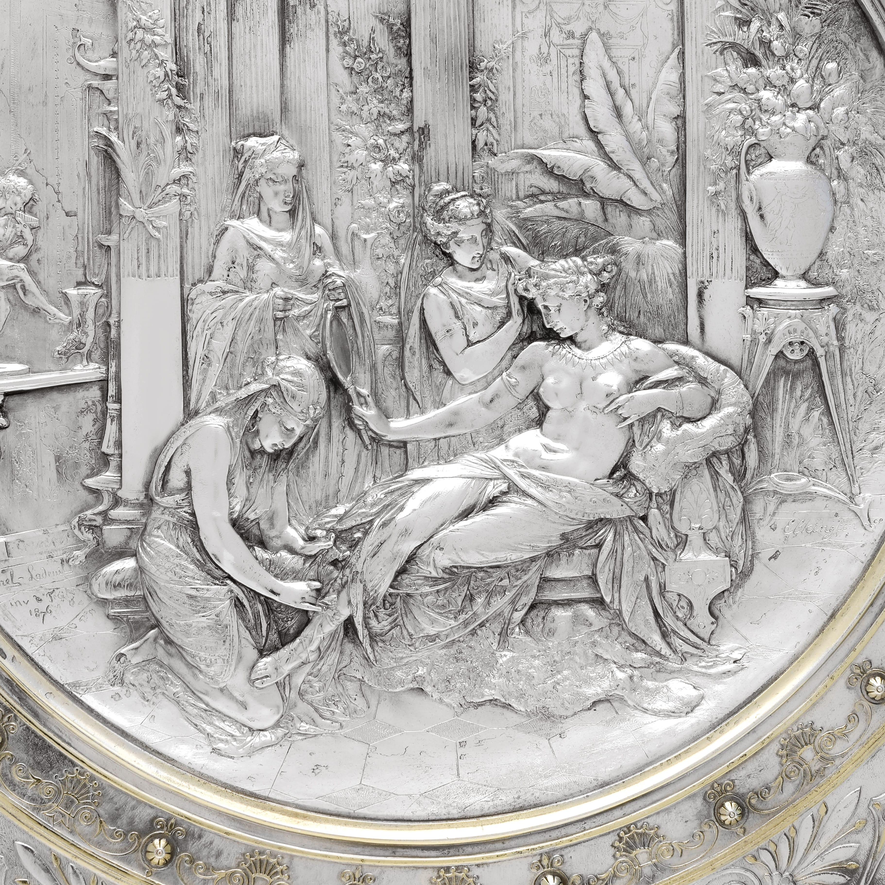 Questo squisito caricatore da parete placcato in argento è uno splendido esempio di arte decorativa del XIX secolo, disegnato dal famoso scultore francese Léonard Morel-Ladeuil nel 1876 per la stimata azienda inglese Elkington & Co. ed esposto per