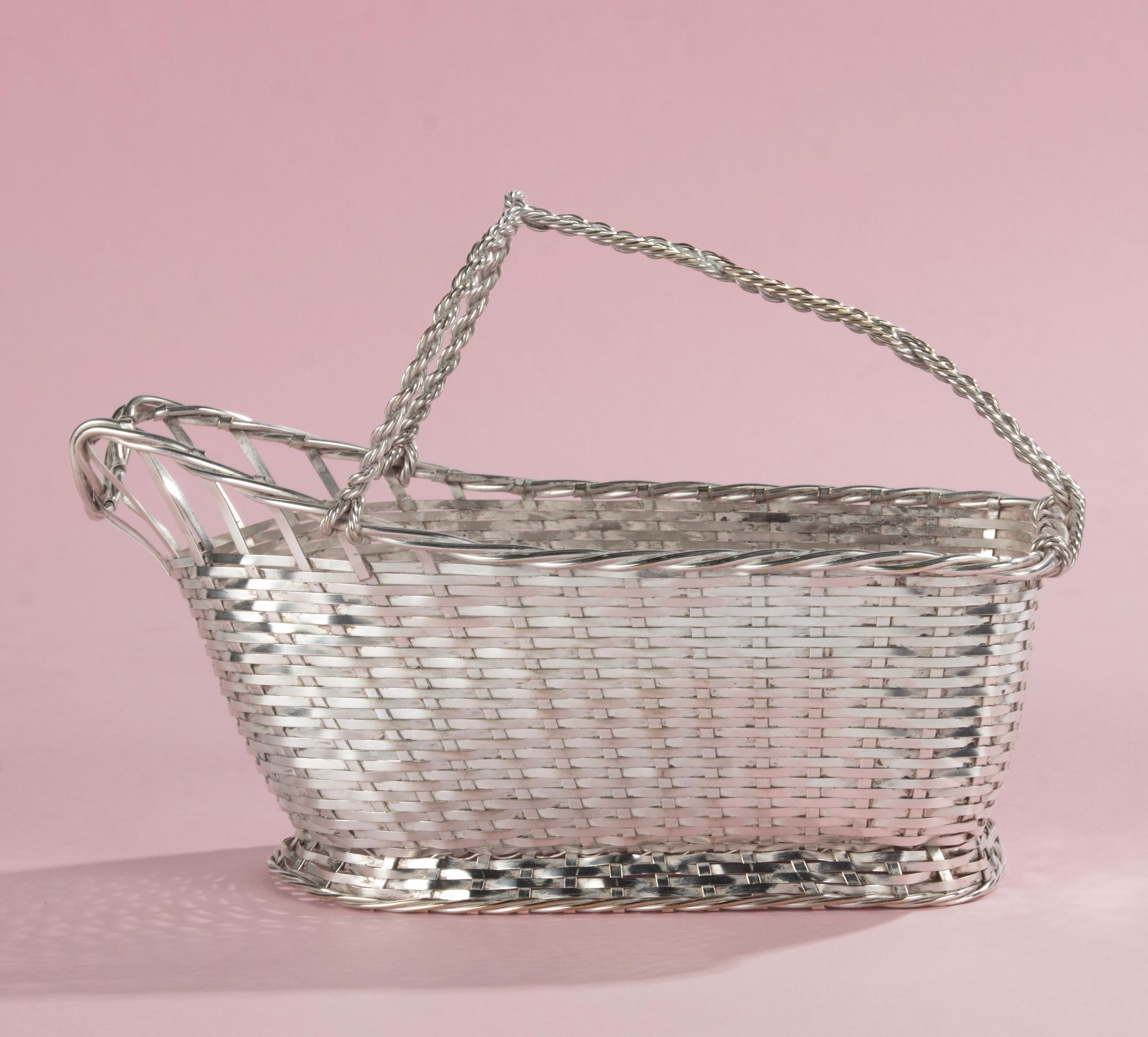A beautiful silver plated wicker basket for serving wine. 
A timeless and elegant piece. Beautiful quality and in good condition. 
Marked on the bottom. 
Dimensions: 25 x 10 cm and 18 cm tall. 
Free shipping. 