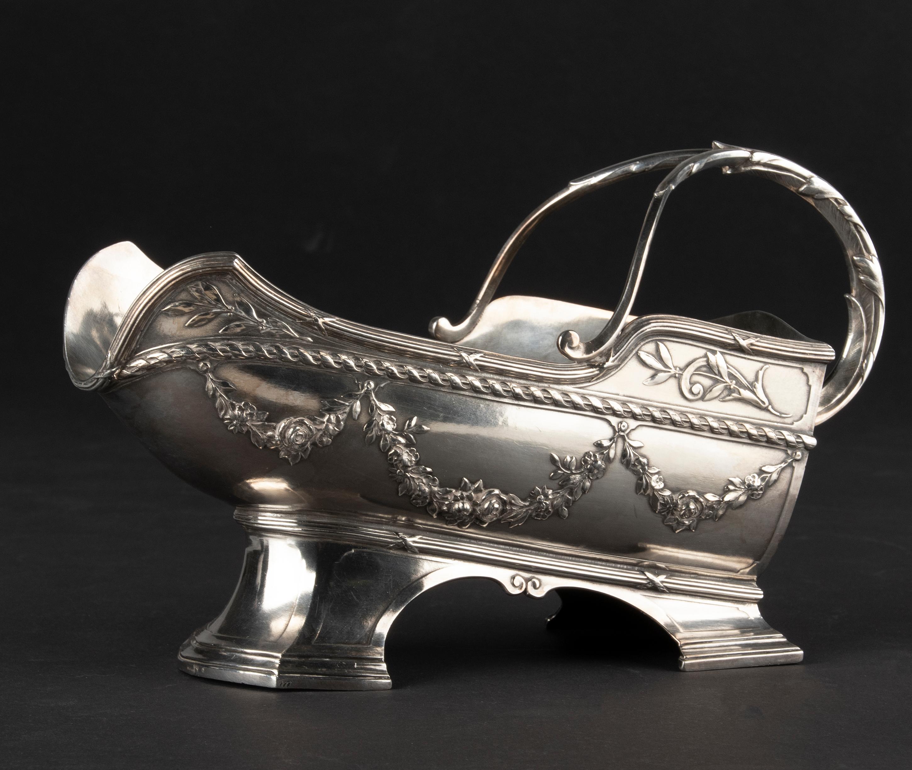 Very decorative silver plated wine basket. The basket is decorated with graceful relief motifs. The front of the foot is marked 'Minerva', this is the maker, a French producer of silver plated tableware.
Point of attention: there is a small damage