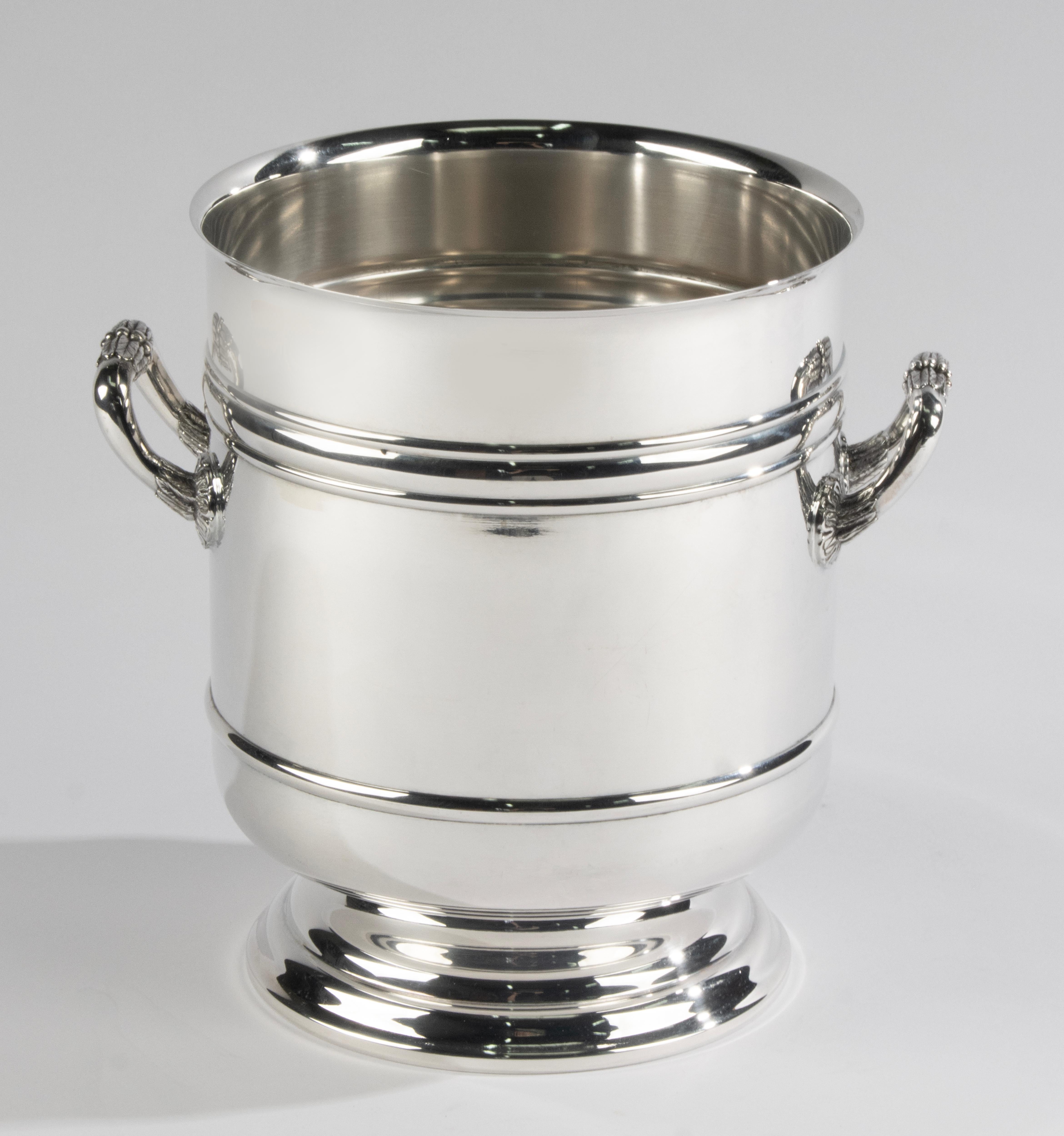 Un precioso enfriador de vino chapado en plata, fabricado por la marca francesa Christofle. 
El modelo se llama Sully. 
El enfriador de vino está en muy buen estado. Hermoso color y brillo. 

Dimensiones: 23 cm de alto y Ø19 cm 
Envío gratuito a