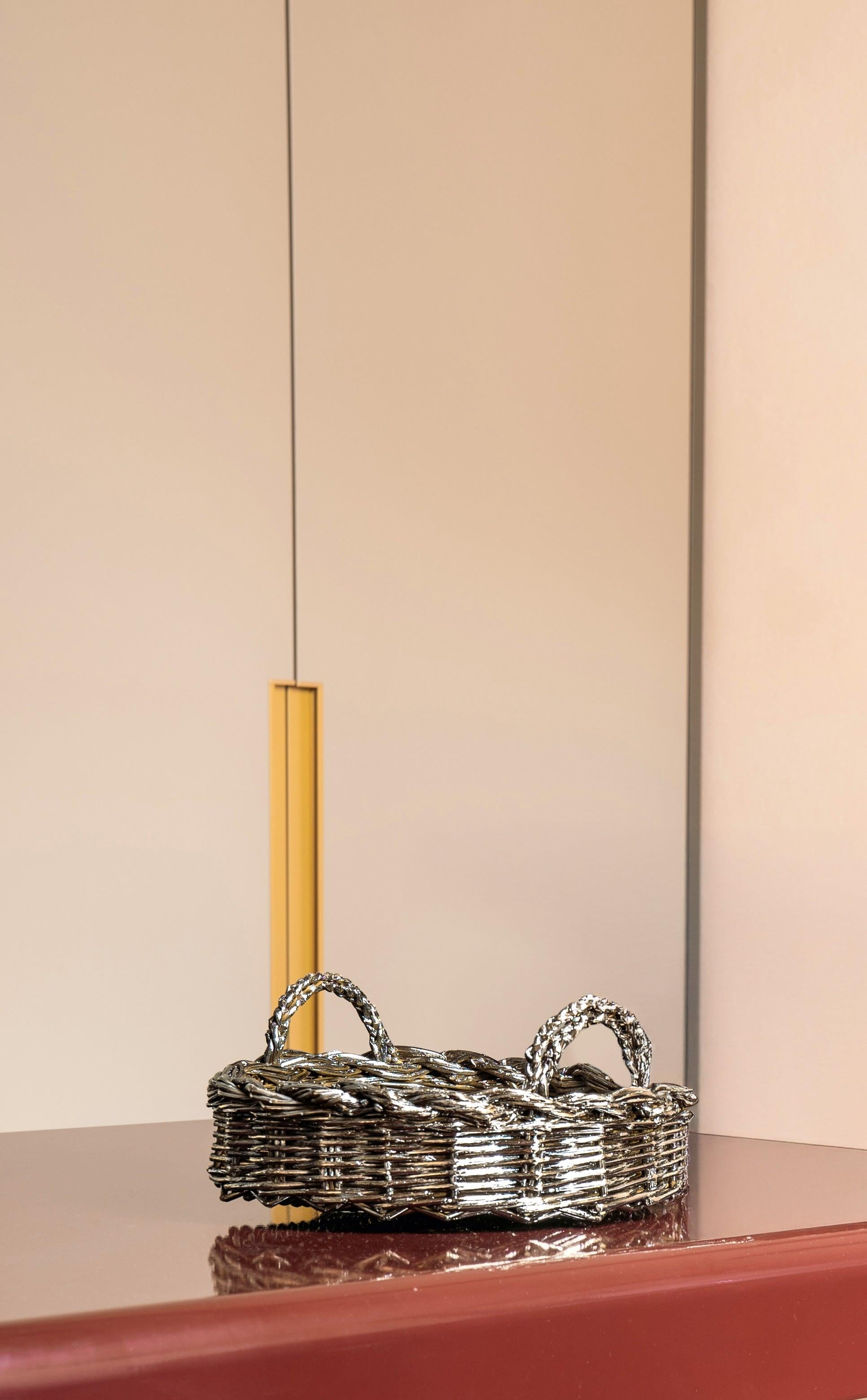 XXI secolo e contemporaneo Cestino contemporaneo intrecciato a mano placcato argento, Made in Italy in vendita