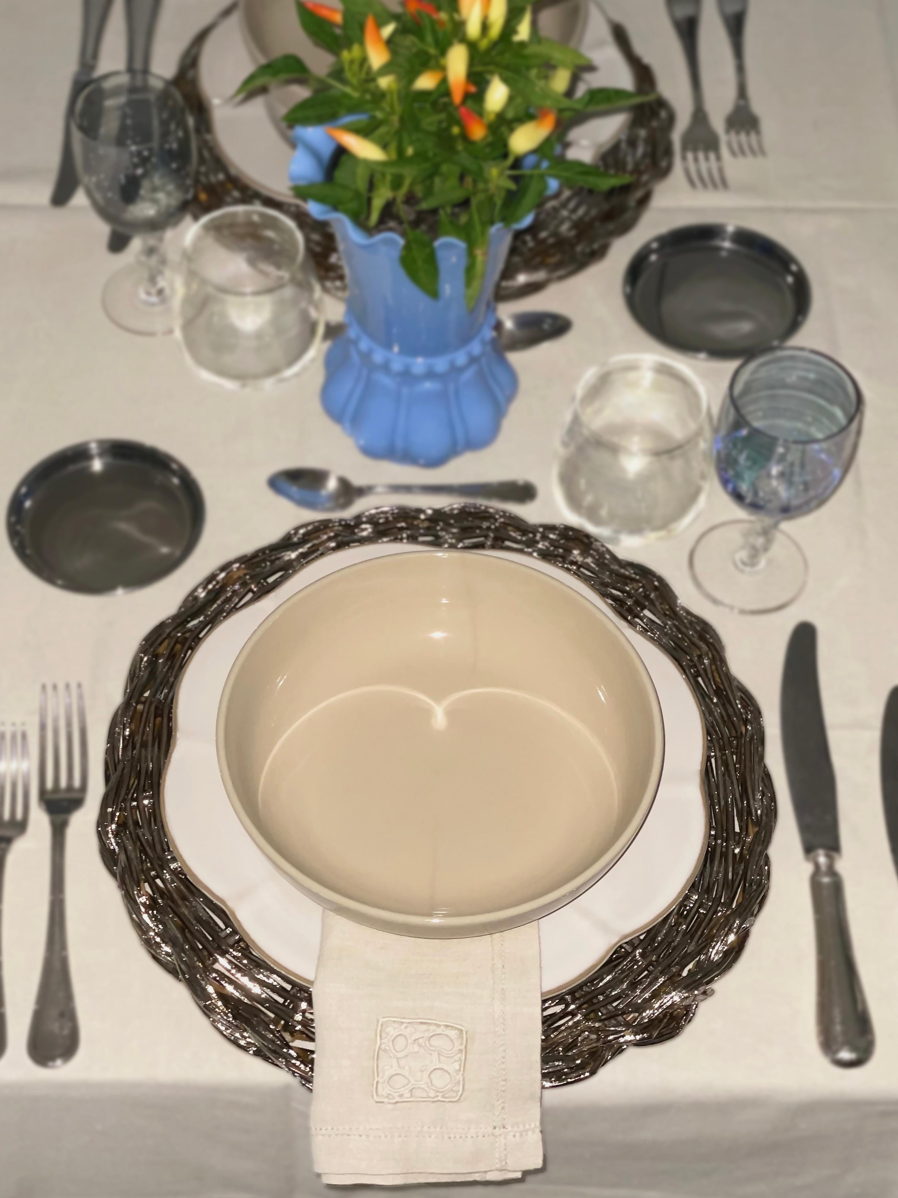 XXI secolo e contemporaneo Tovaglietta in vimini intrecciato placcato argento, design artigianale italiano, anni 2020, in stock in vendita