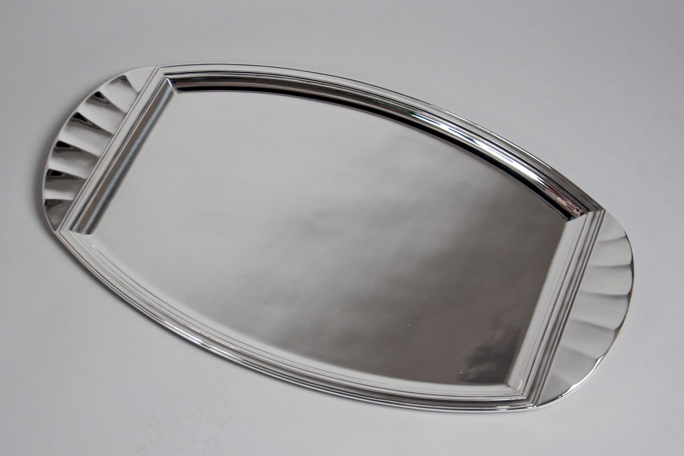 Ovale Platte aus Sterlingsilber mit gestuftem und abgewinkeltem Becken, flankiert von wellenförmigen Seiten.

