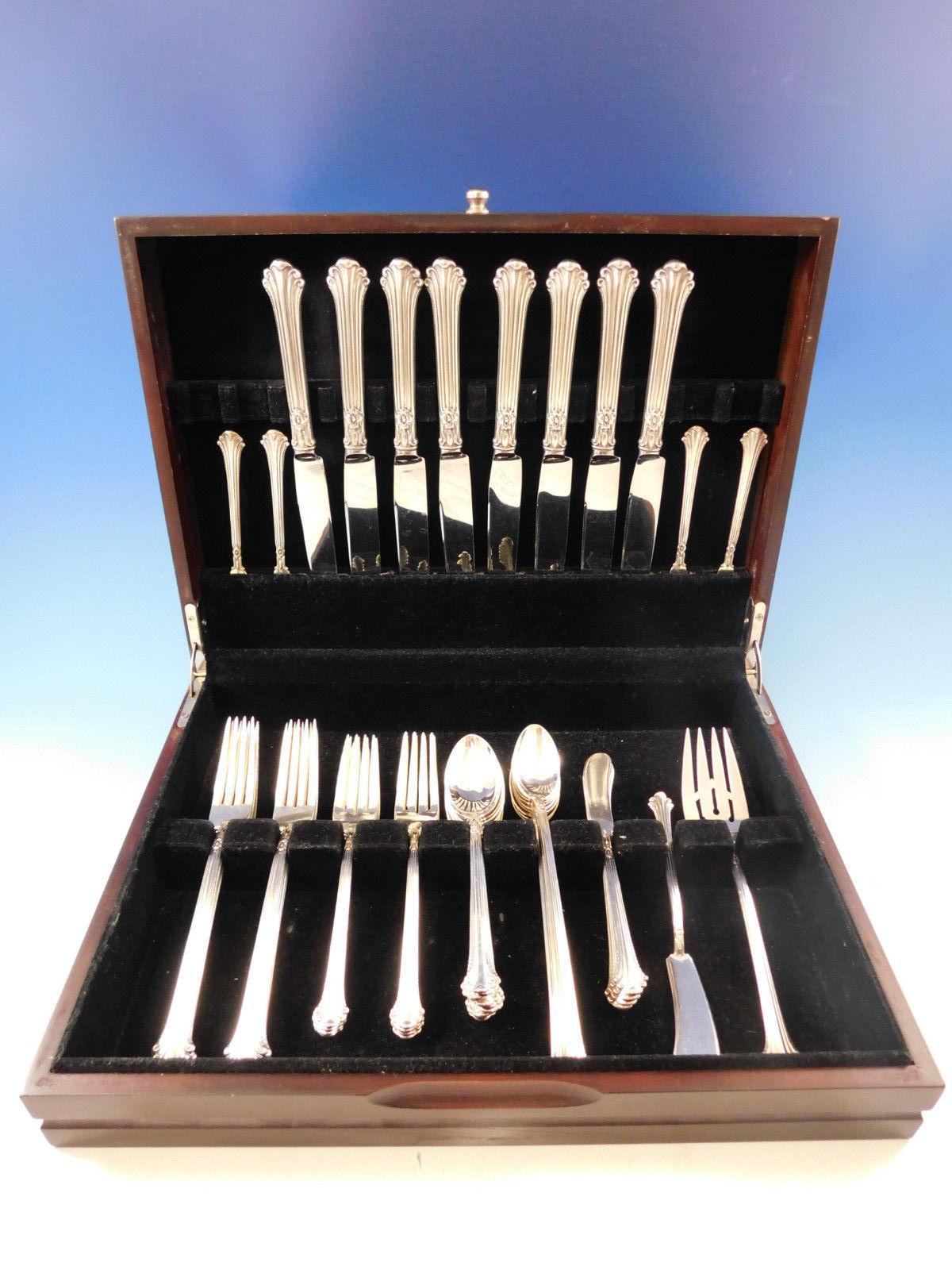 Juego de cubiertos de plata de ley Towle tamaño cena, 50 piezas. Este juego incluye:

8 cuchillos tamaño cena, 9 5/8
8 tenedores tamaño cena, 8
8 tenedores de ensalada, 6 3/4
8 cucharillas, 6 1/8
8 cucharas para té helado, 7 7/8 pulg.
8 untadores de