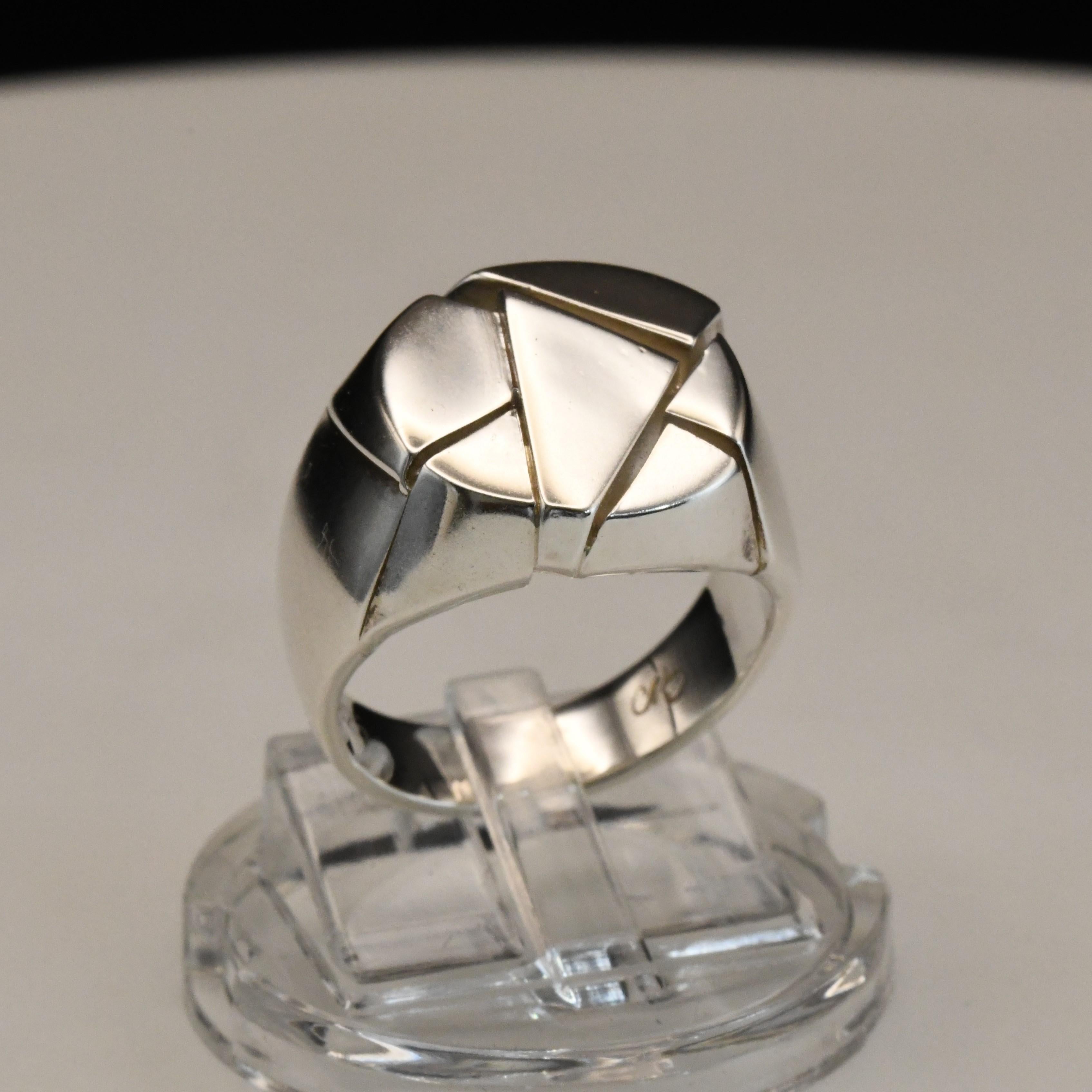 Anello con sigillo in argento realizzato a mano

Progettato con un sorprendente effetto 