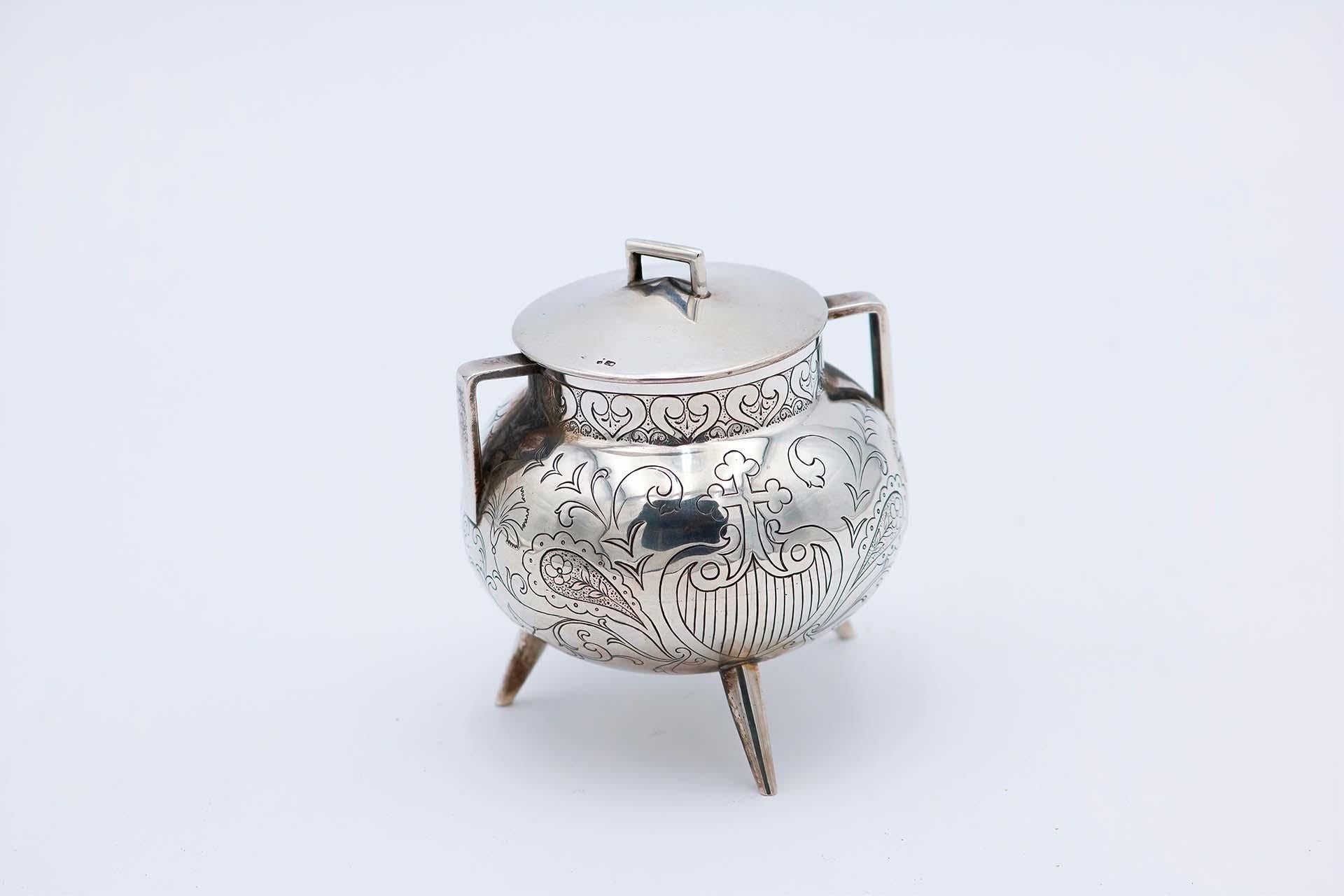 Silver pot shaped like an iron pot