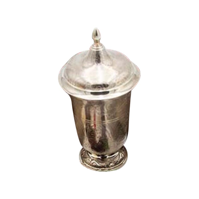 Silver pot with engraved floral motifs and garlands, removable lid with knob