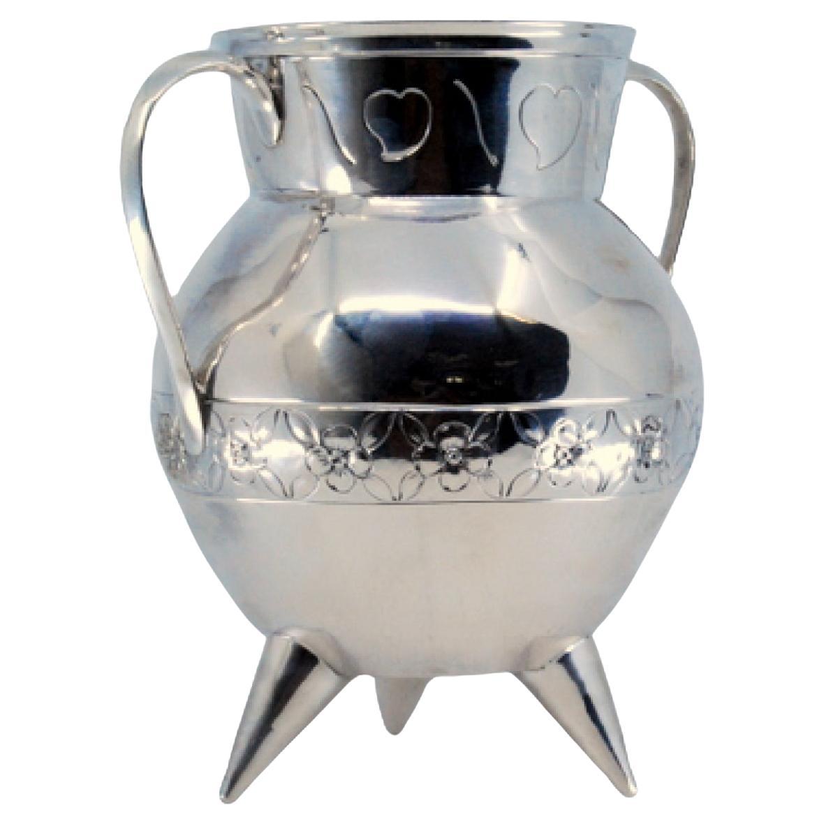 Silver pot with engraved floral motifs and set on three feet For Sale