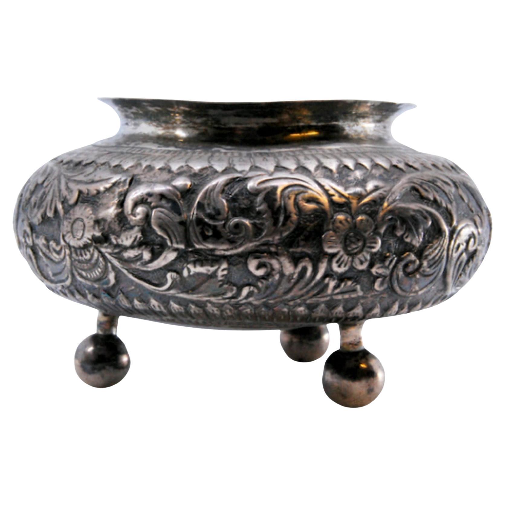 Silver pot with garland and floral reliefs on three spherical feet For Sale