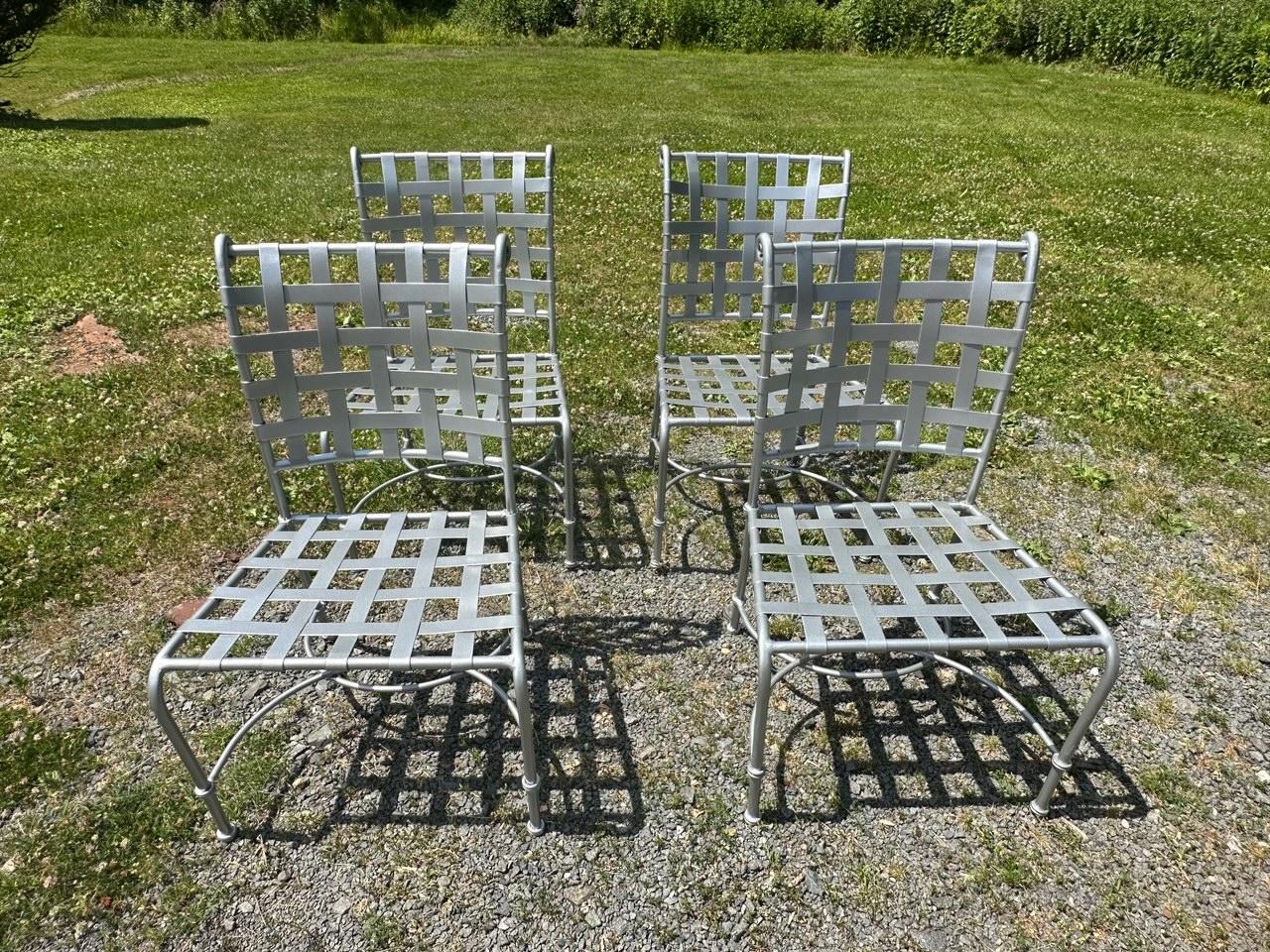 Juego de terraza con mesa redonda y 4 sillas Silver Powder Coated Brown Jordan Estadounidense en venta
