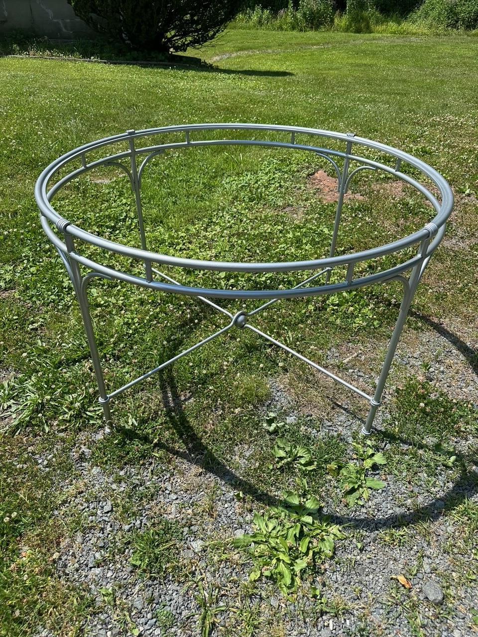 Juego de terraza con mesa redonda y 4 sillas Silver Powder Coated Brown Jordan en Bueno estado para la venta en Hopewell, NJ