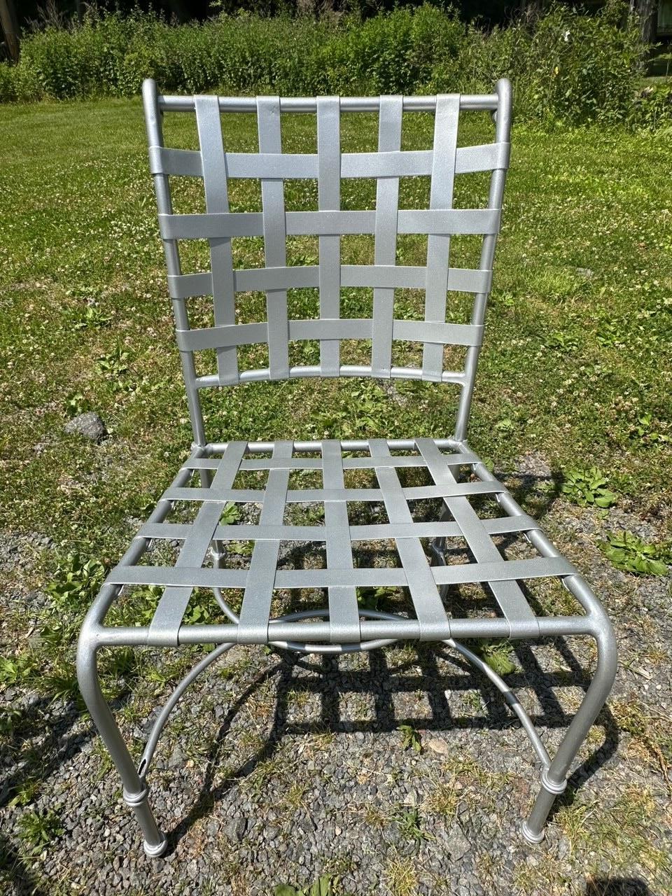 Juego de terraza con mesa redonda y 4 sillas Silver Powder Coated Brown Jordan finales del siglo XX en venta