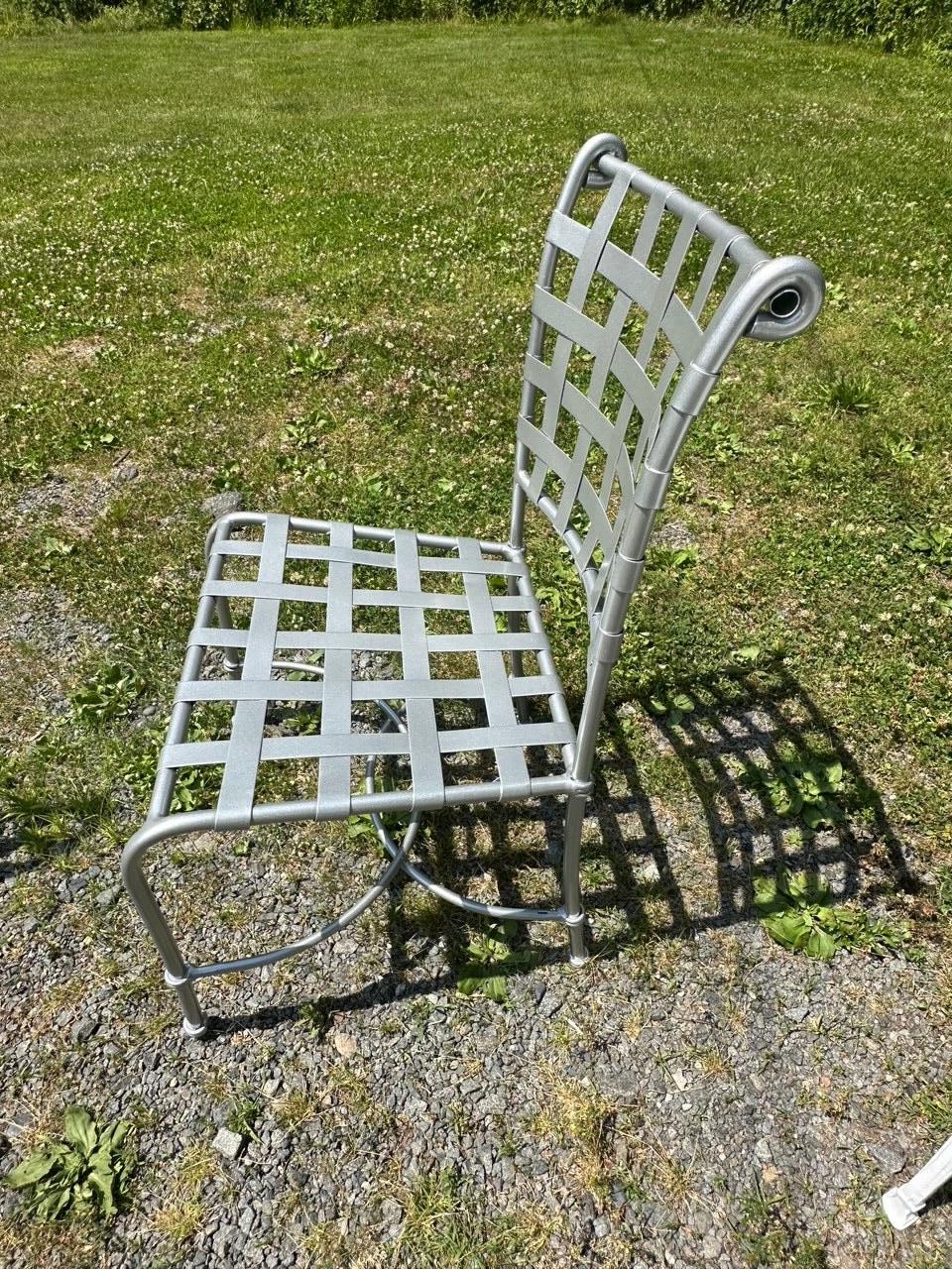 Juego de terraza con mesa redonda y 4 sillas Silver Powder Coated Brown Jordan en venta 1