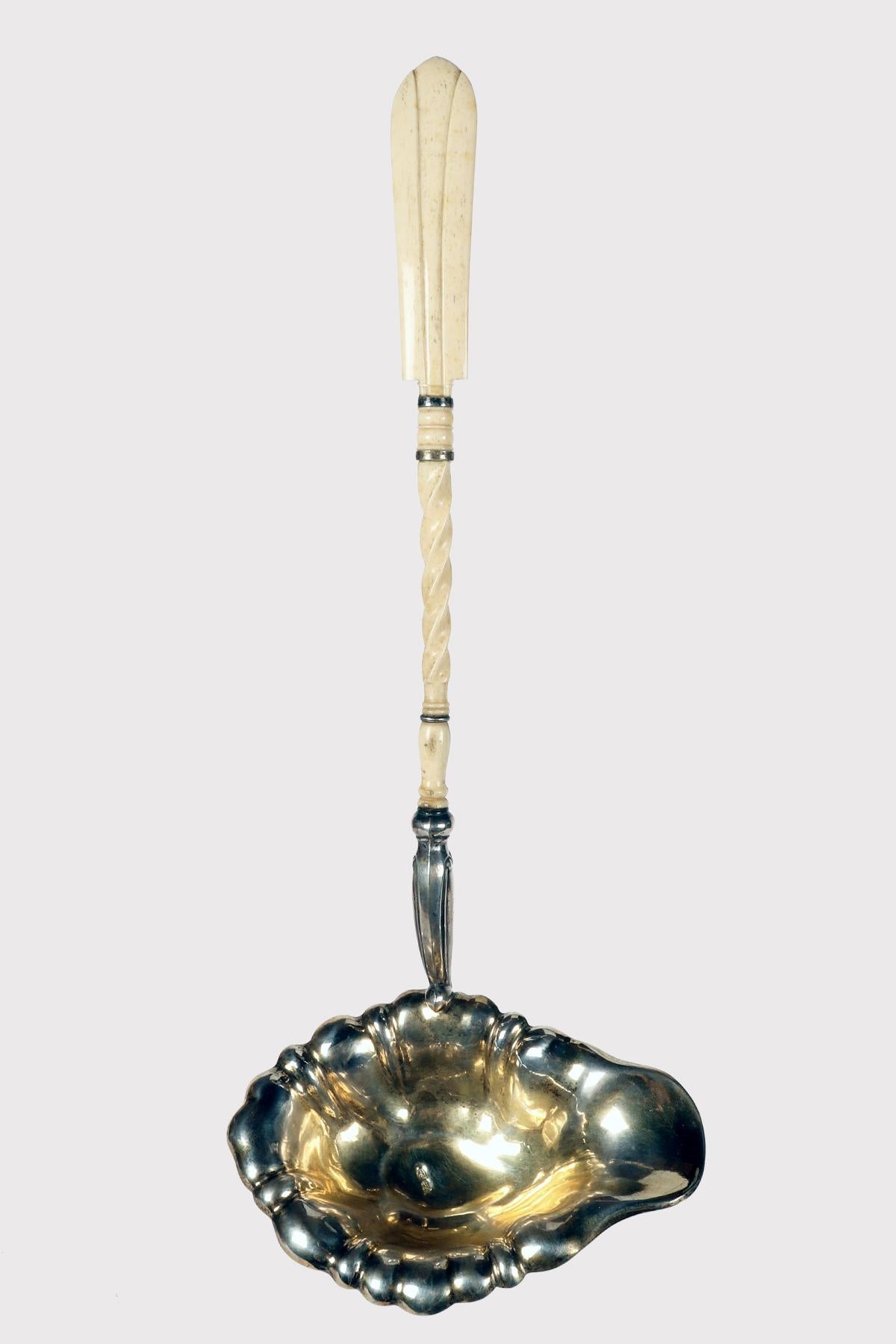 Antiguo cucharón para sopa o ponche en plata y dorado. El mango, de hueso, está decorado por ambos lados. Firmado M & S. En 1858, Georg Adam Scheid llegó a Viena y entró en el taller del productor de artículos de oro y plata y joyero Michael