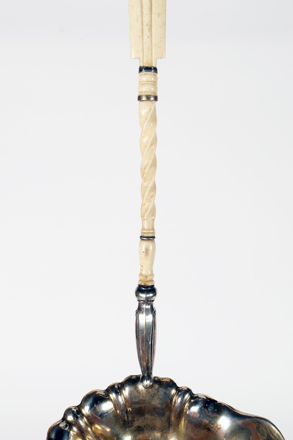Cuchara perforadora de plata con mango de hueso, M & S, Viena Austria 1880. en Bueno estado para la venta en Milan, IT