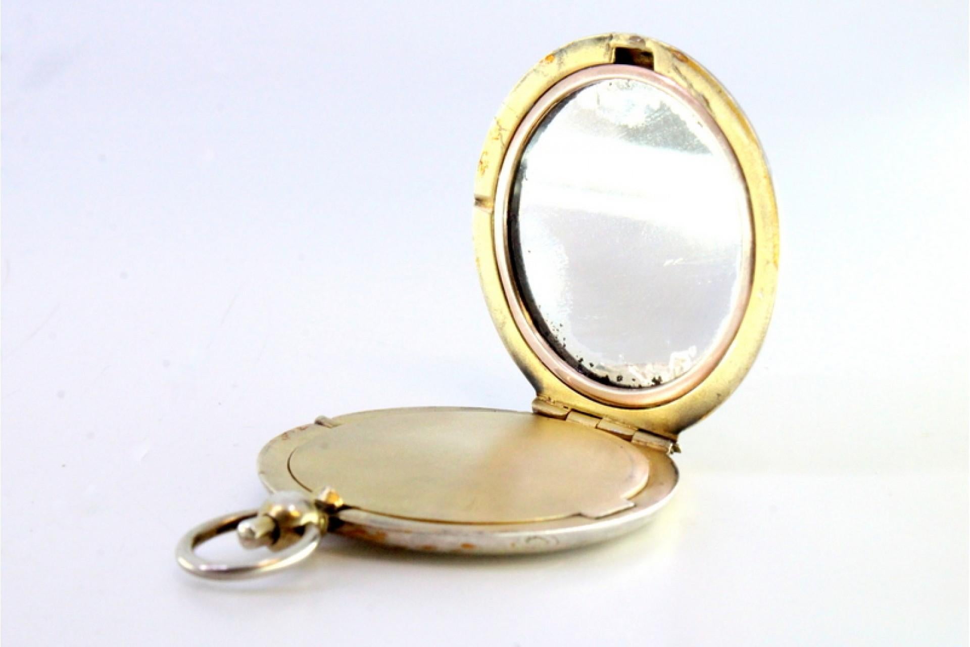 Silver purse-shaped toiletry boxes with mirror, powder and ring For Sale 1