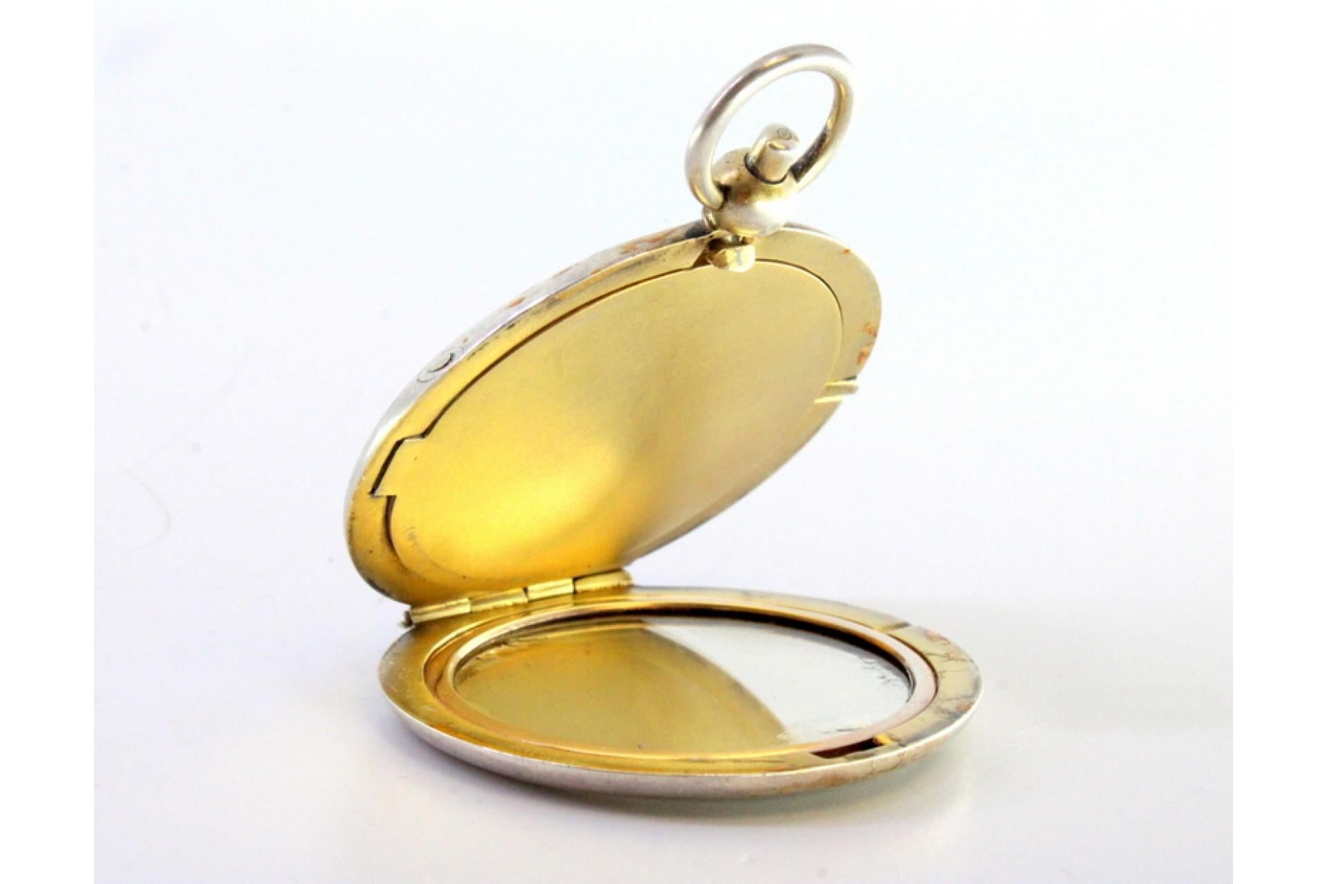 Silver purse-shaped toiletry boxes with mirror, powder and ring For Sale 4