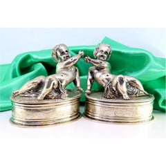 Silberne Putten in perfekten elliptischen Formen mit umlaufendem Fries