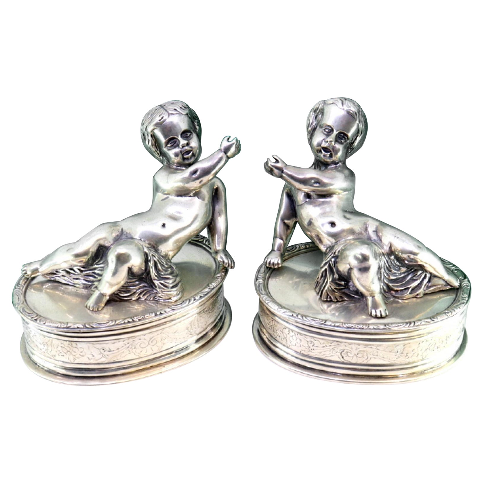 Silver puttis in perfect elliptical shapes with a surrounding frieze im Angebot