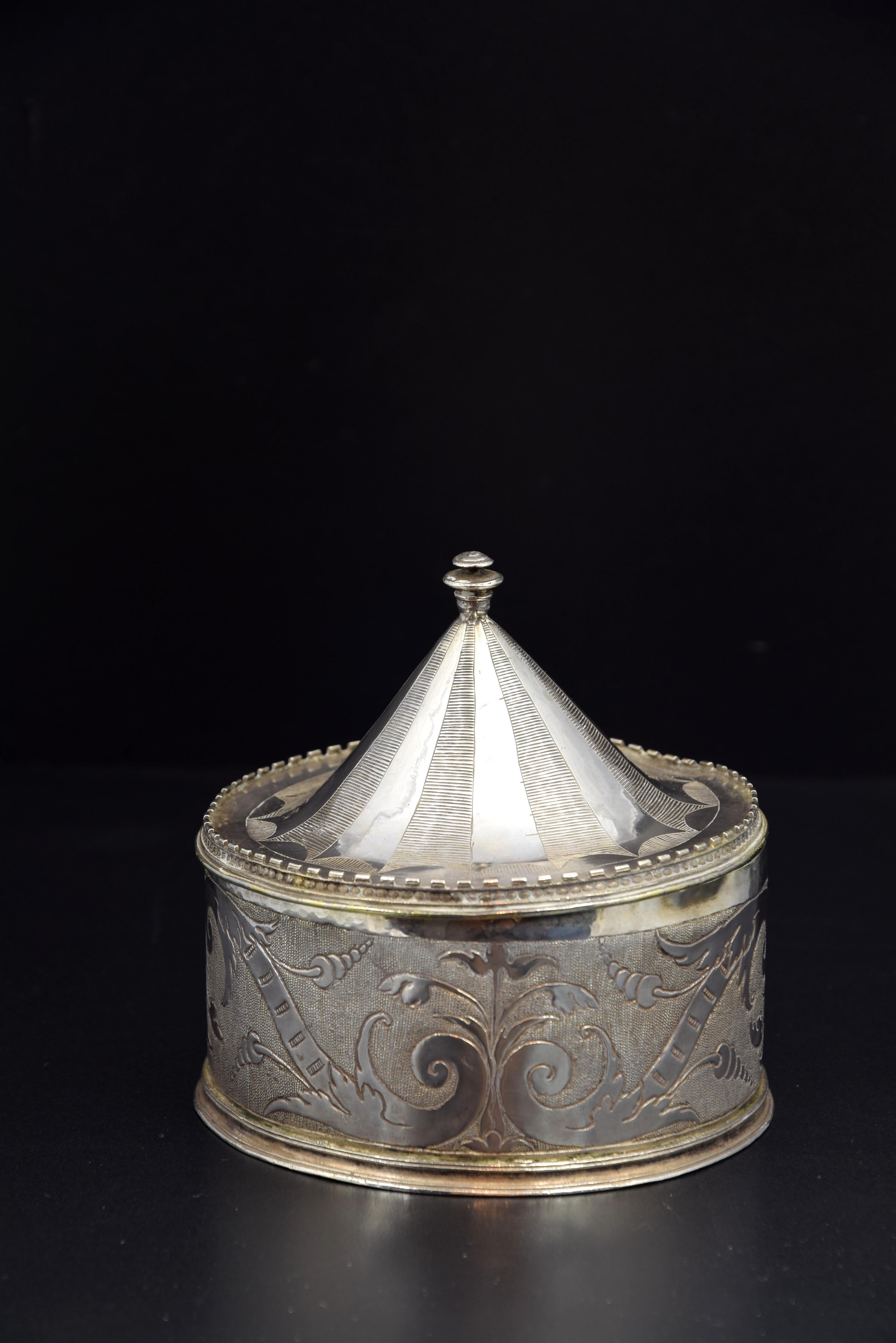 Cylindrical shaped pyx with decoration of 