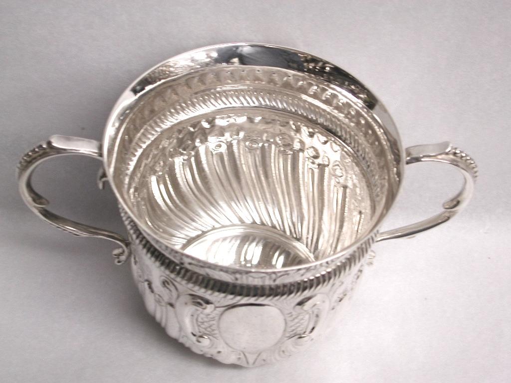 Silver handmade porringer.
Perfect as a child's christening bowl.
Made by the celebrated silversmith Charles Stuart Harris.
This firm specialized in making reproduction handwrought period silver.