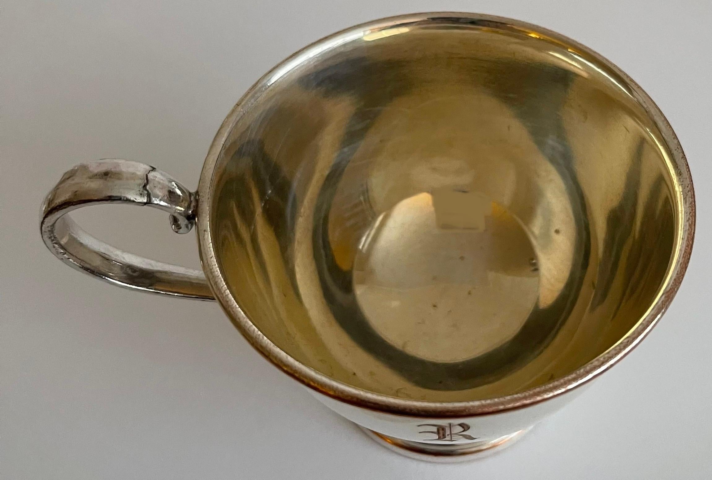 Silberne R-Monogramm-Tasse, 12er-Set im Zustand „Gut“ in Stamford, CT